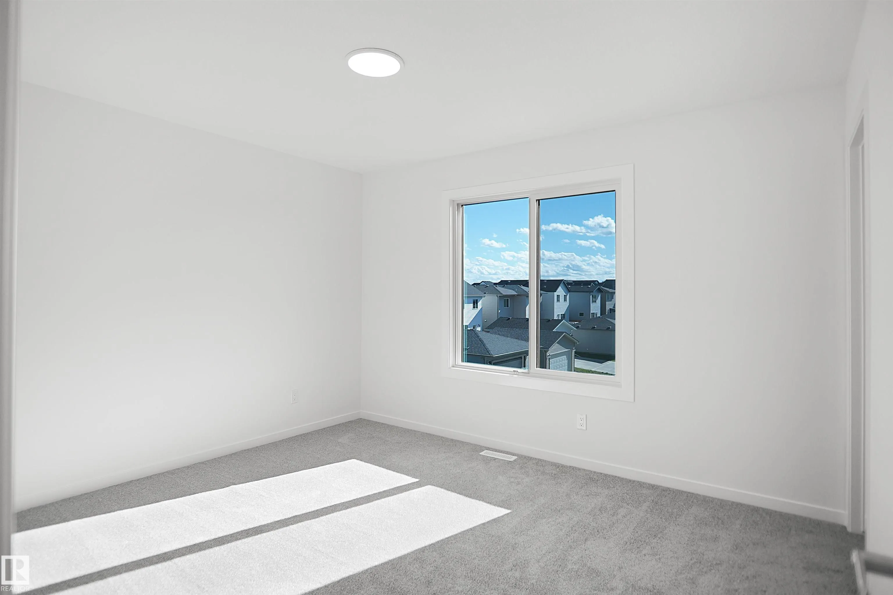 3 Edgewater Close