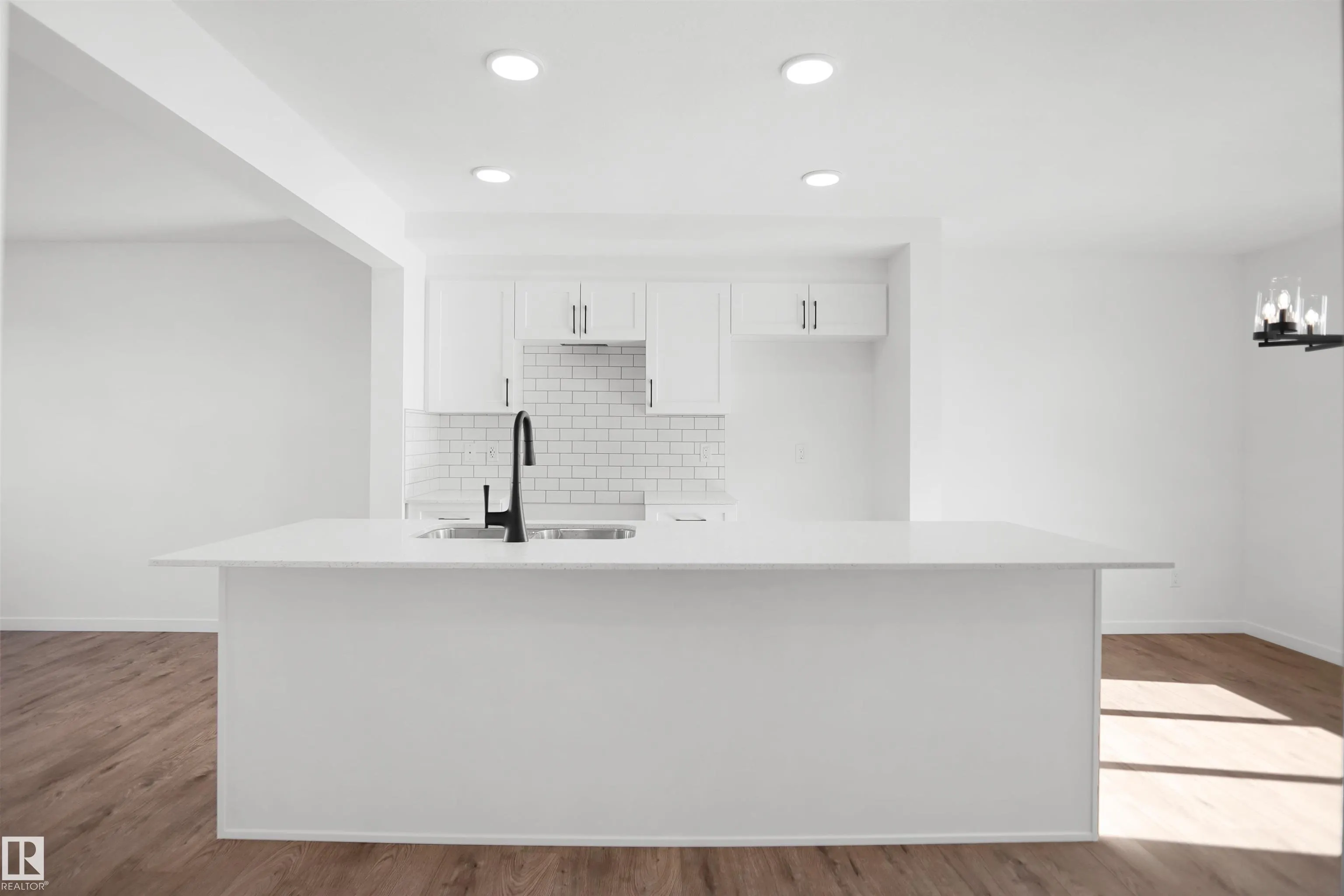 3 Edgewater Close