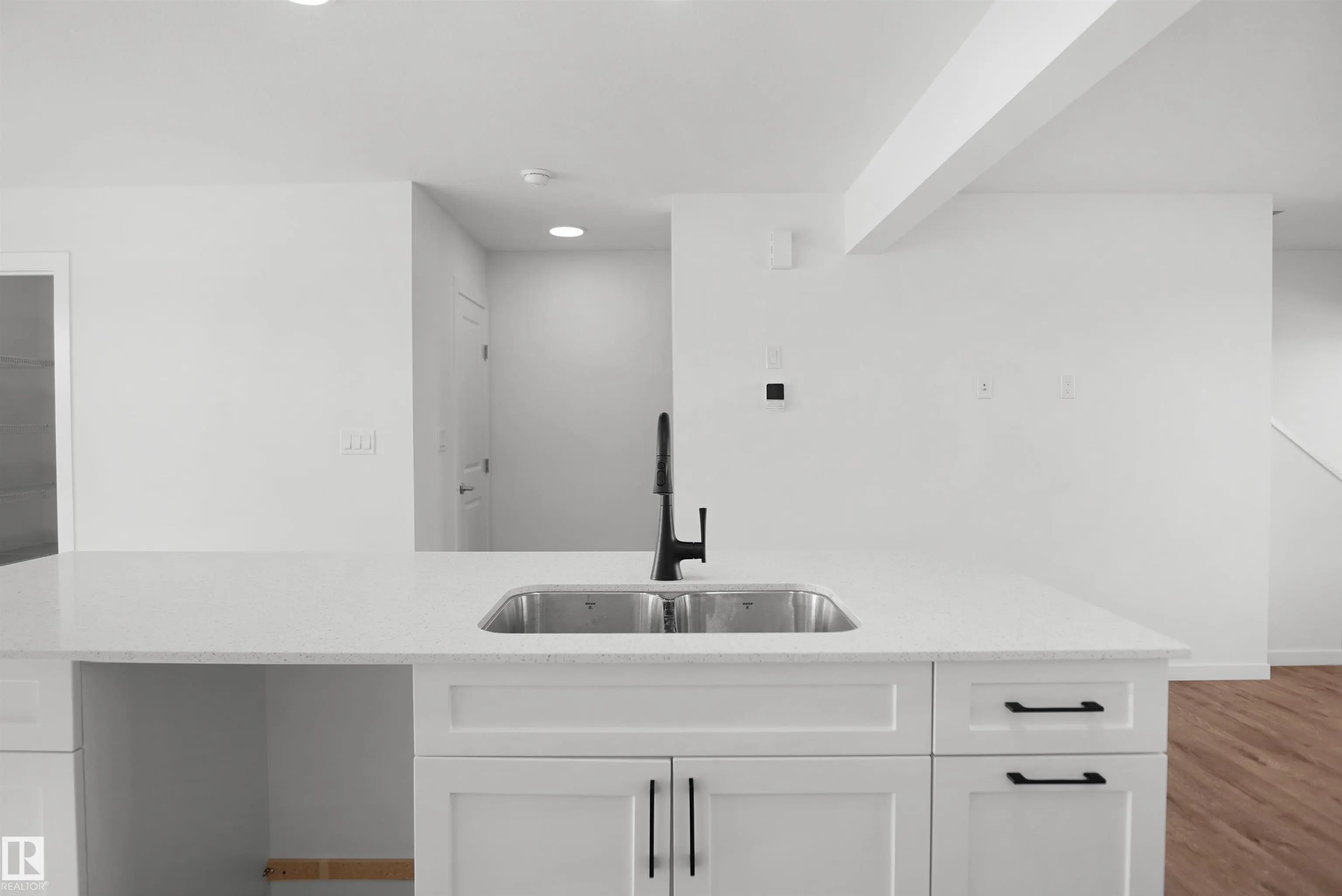 3 Edgewater Close