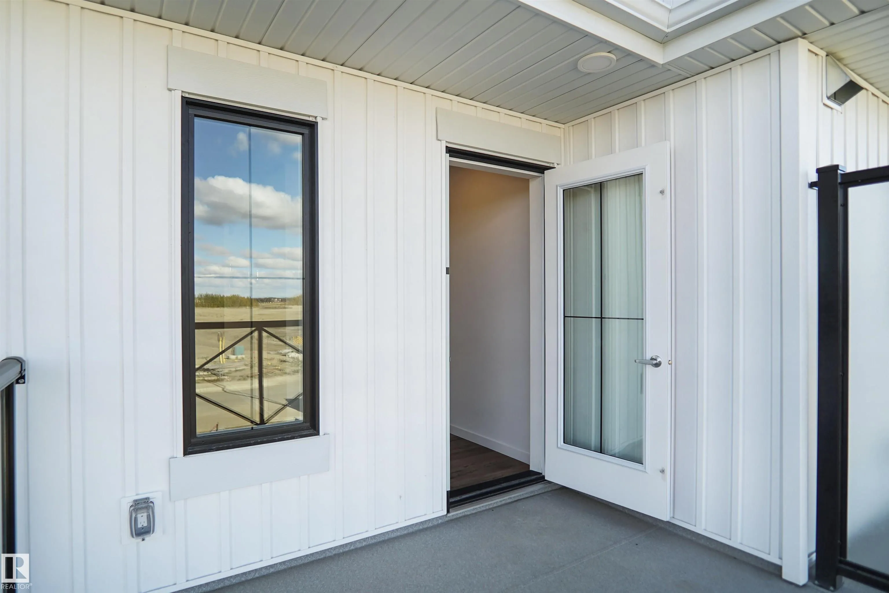 3 Edgewater Close