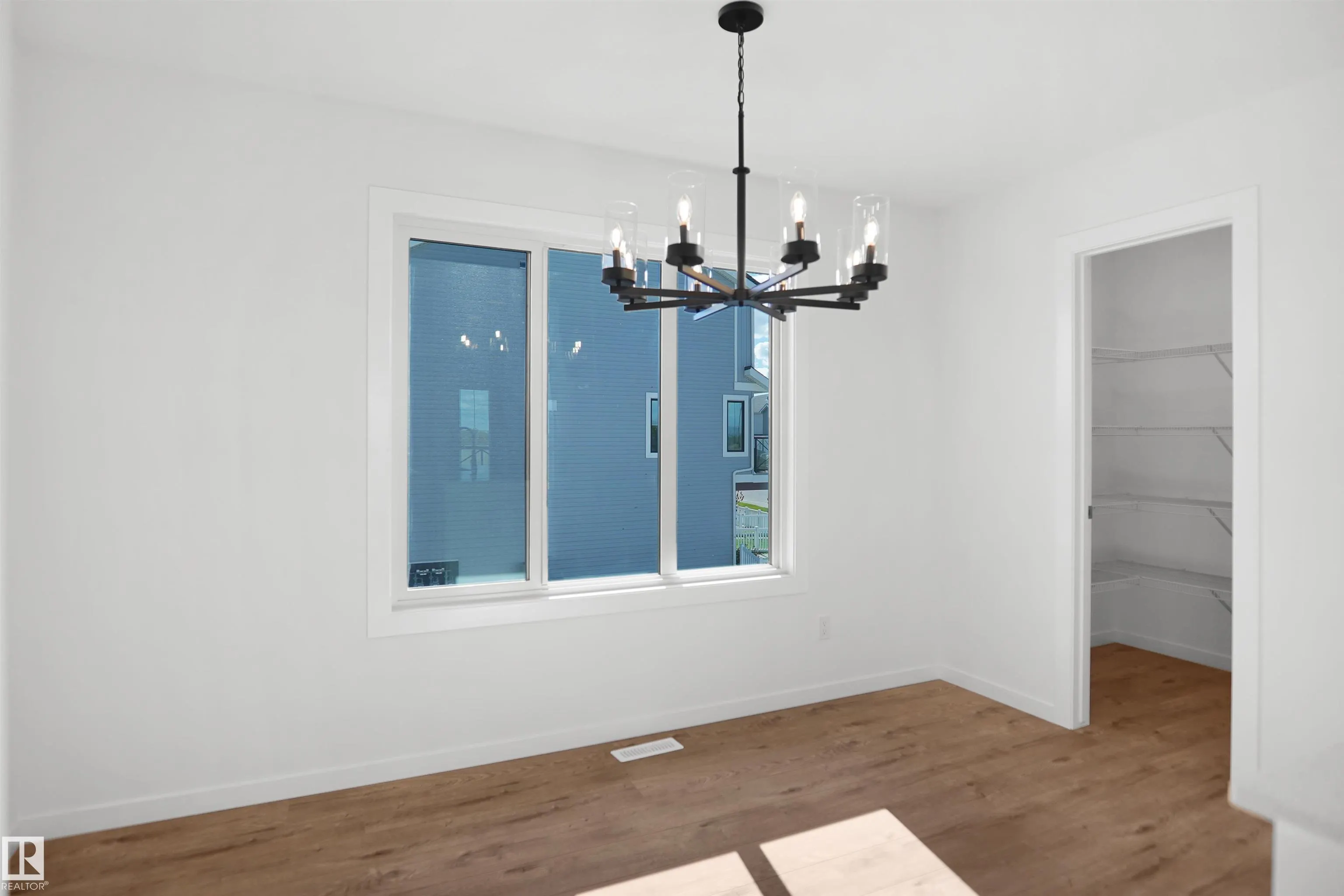 3 Edgewater Close