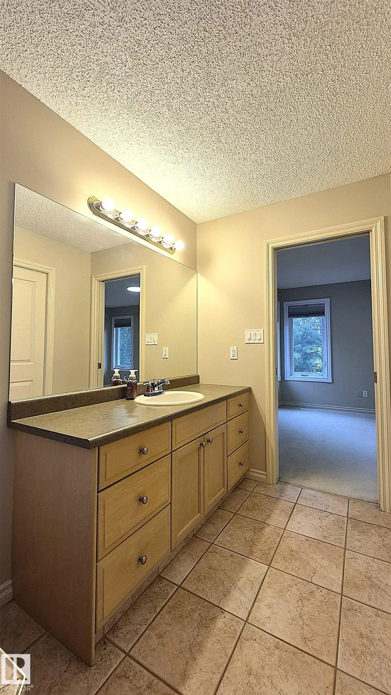 125 Coloniale Way