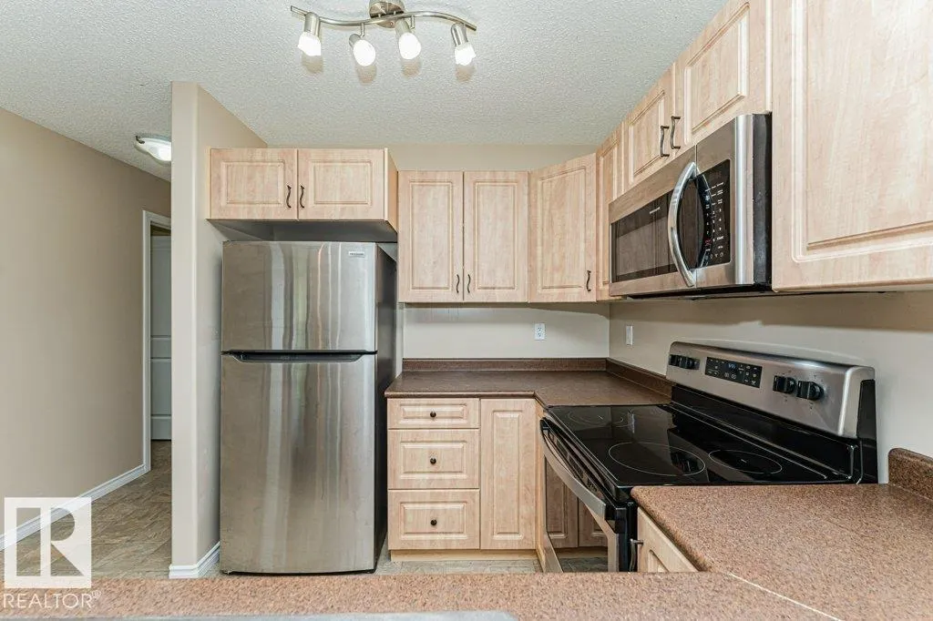 15 WOODSMERE Close