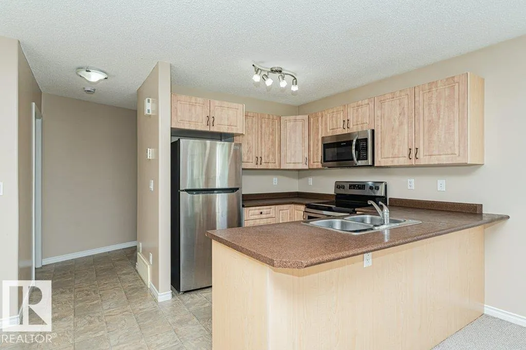 15 WOODSMERE Close