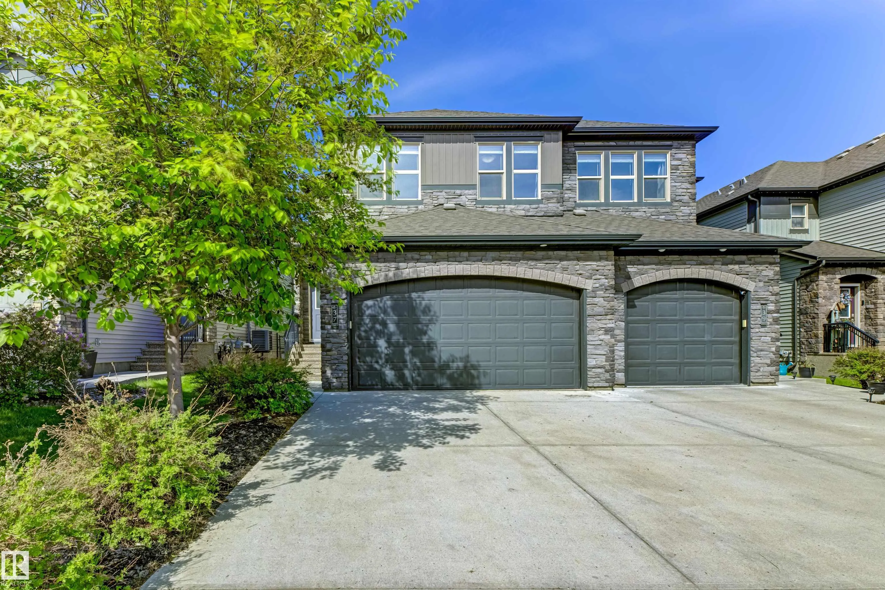 37 GREENBURY Manor