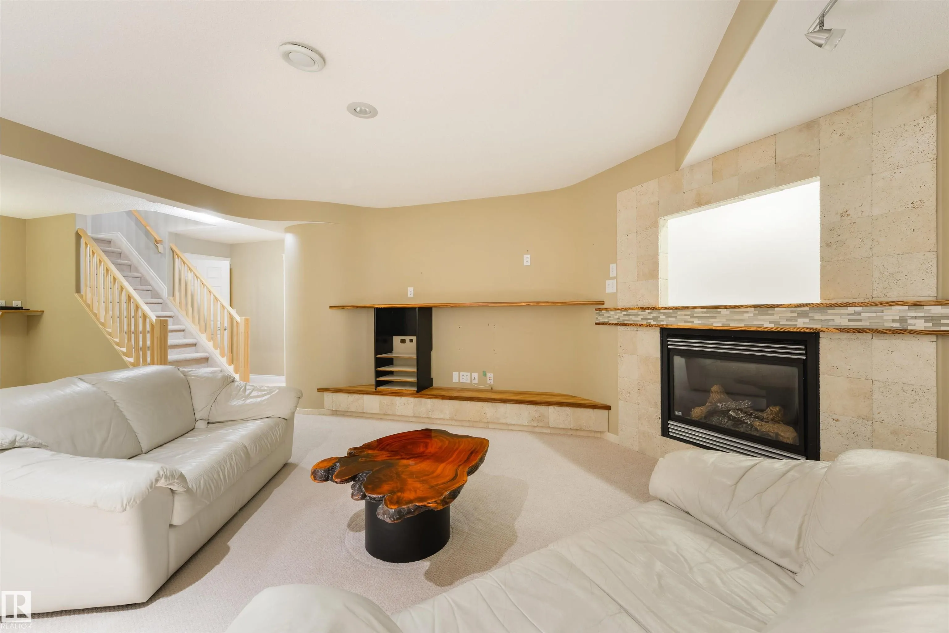 16 LONGVIEW Close
