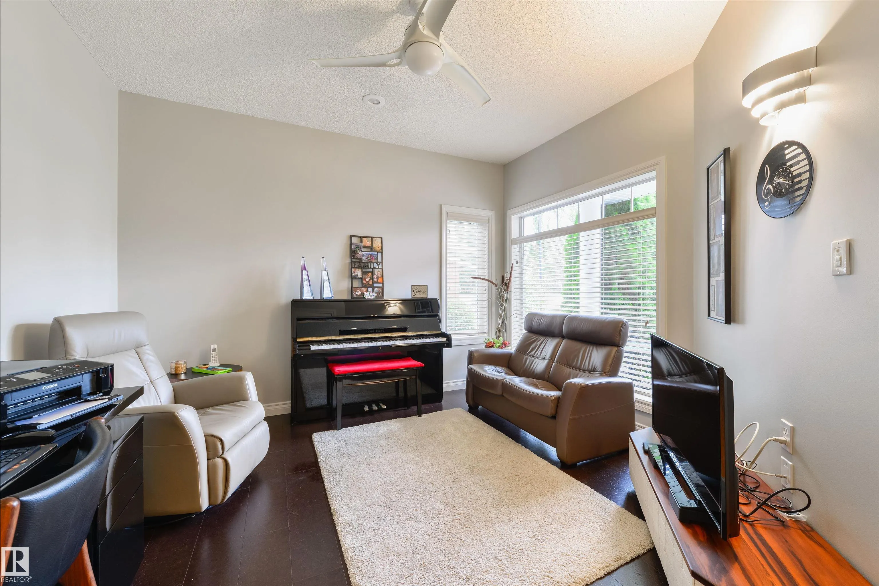16 LONGVIEW Close