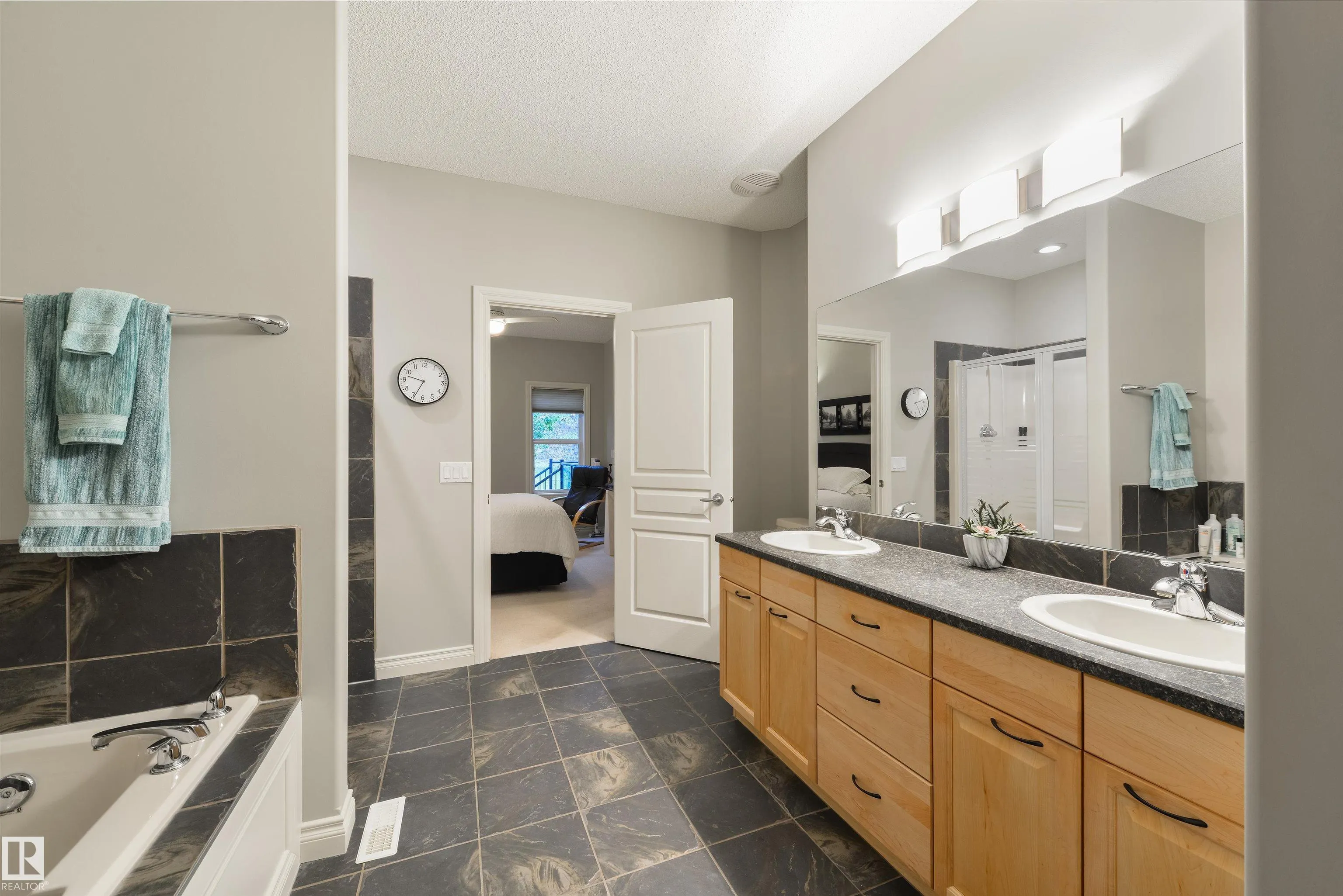 16 LONGVIEW Close