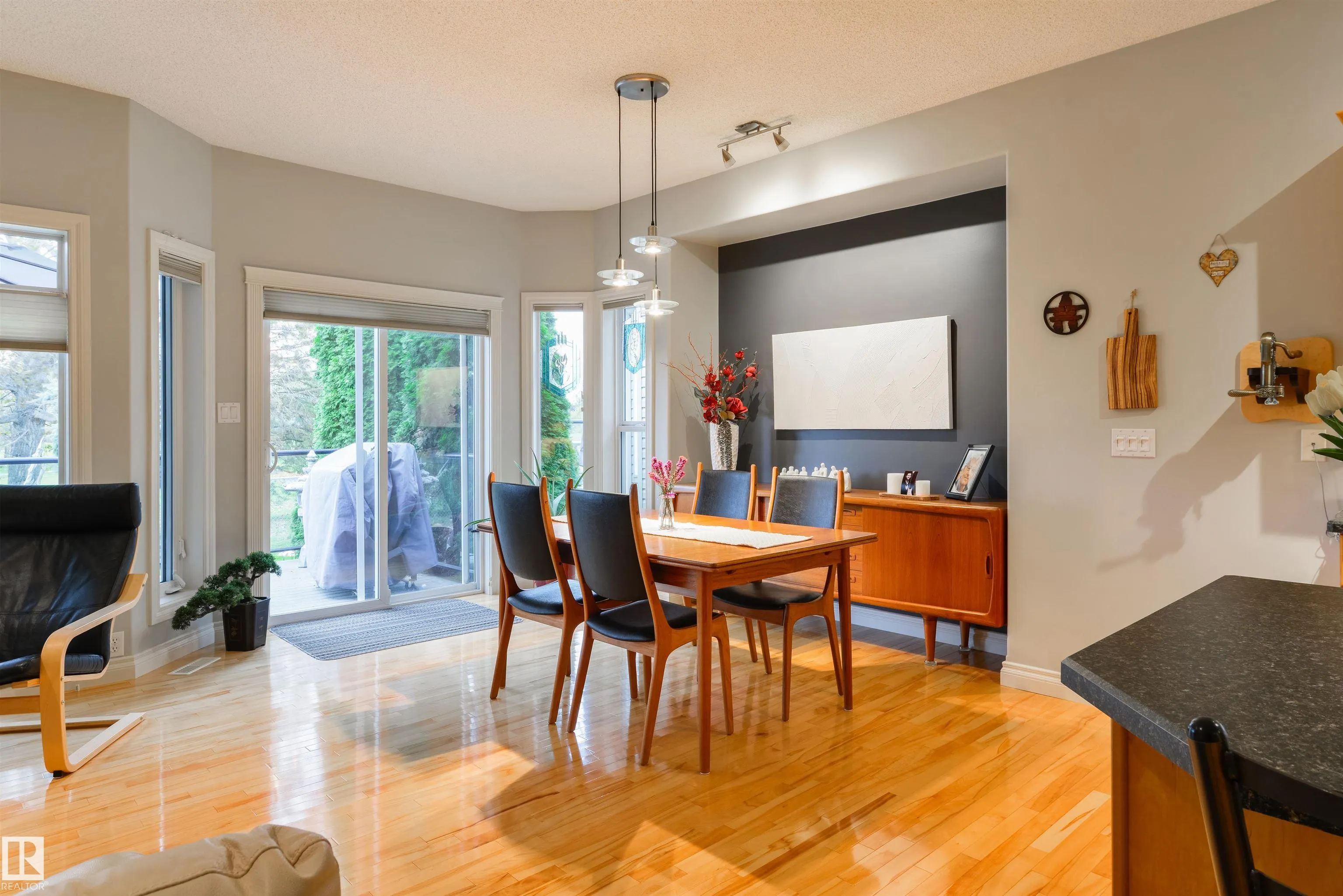 16 LONGVIEW Close