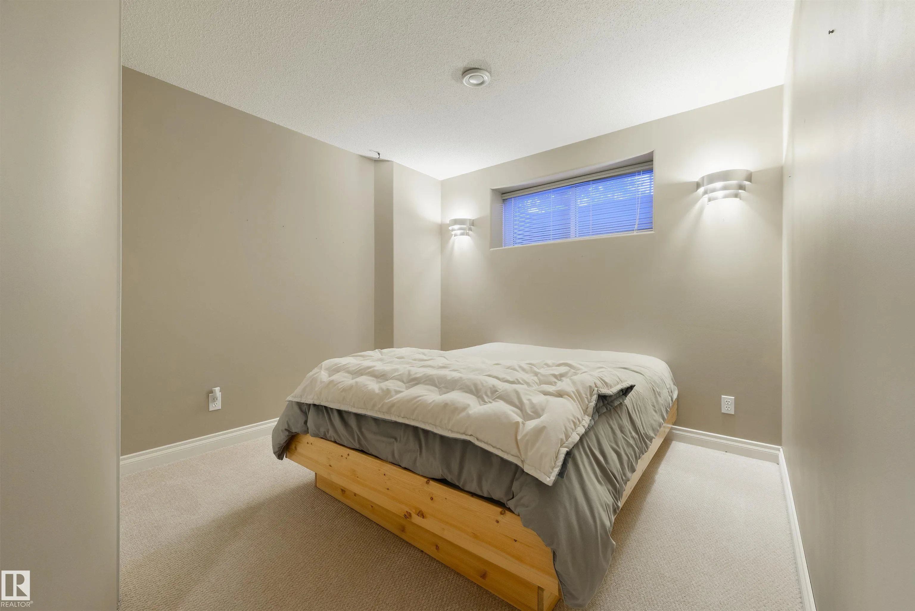 16 LONGVIEW Close