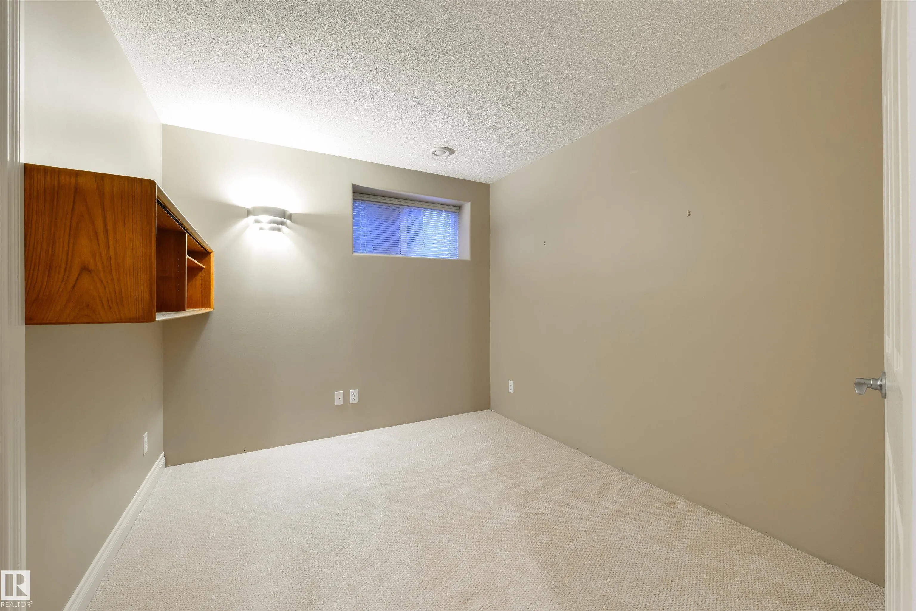 16 LONGVIEW Close