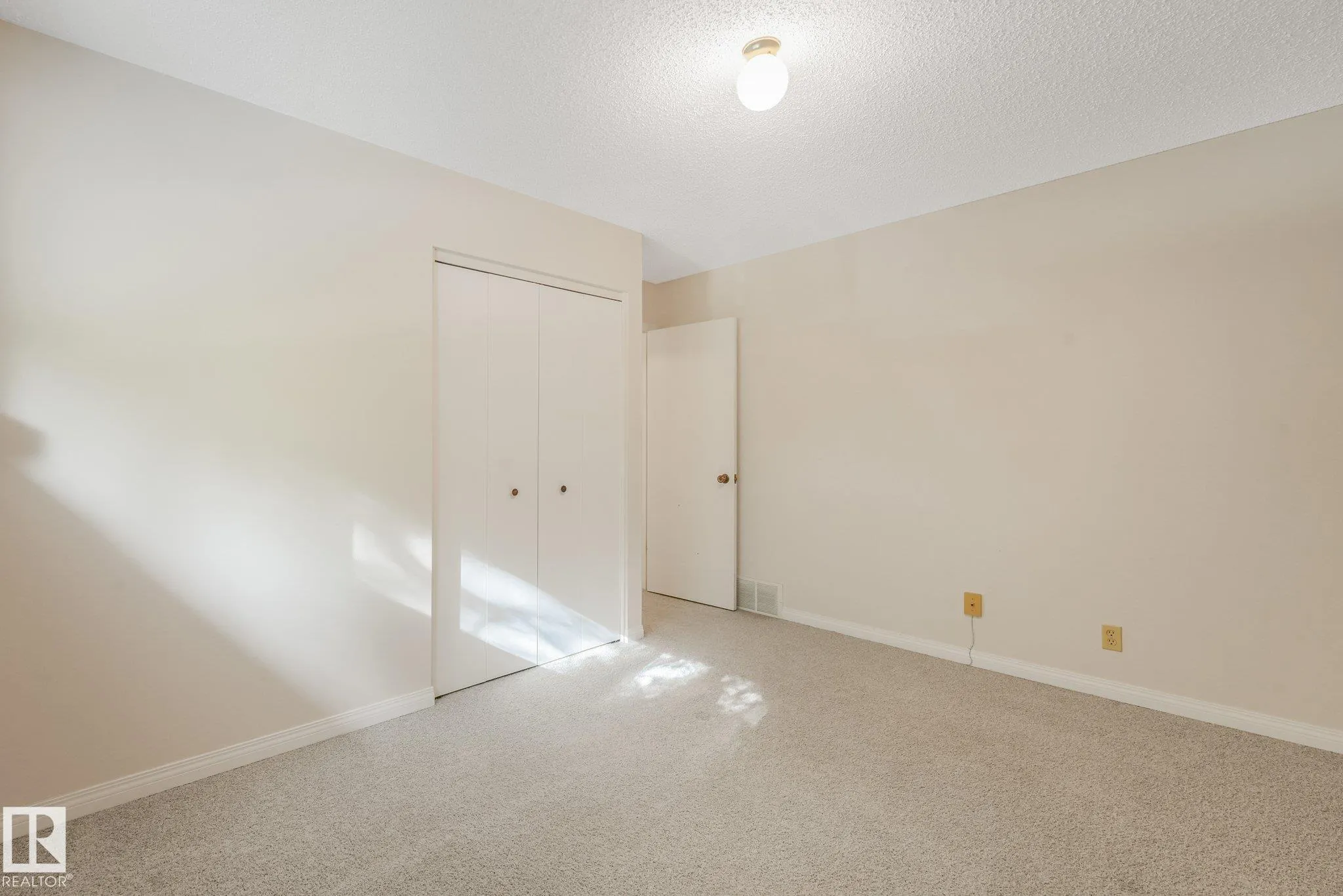 21 FLEETWOOD Crescent
