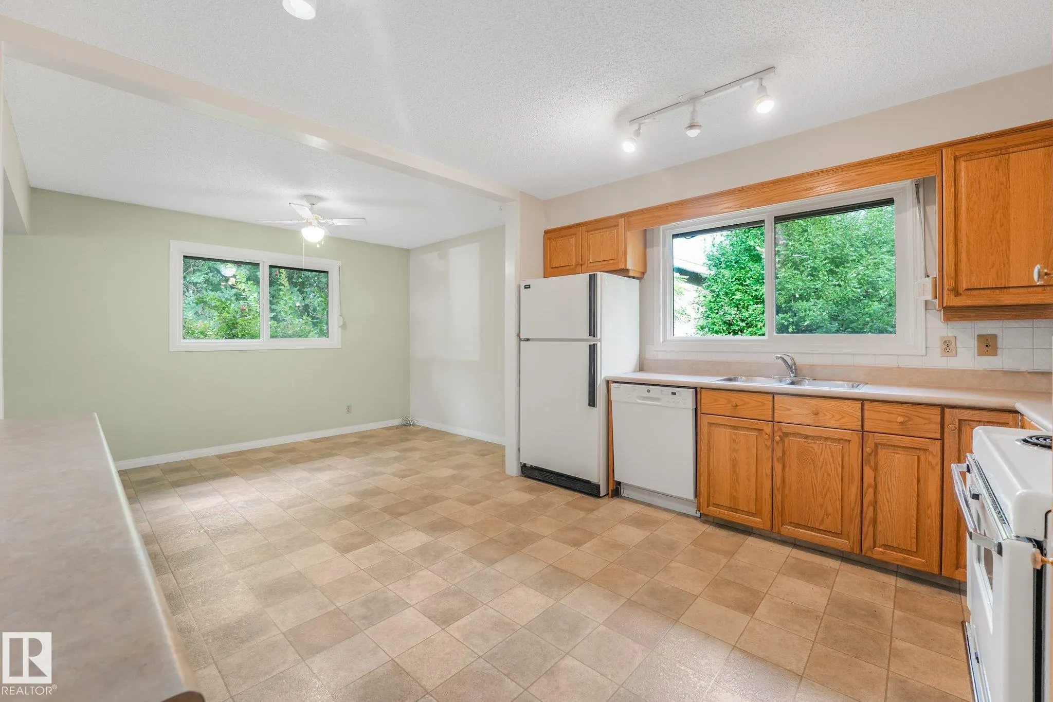 21 FLEETWOOD Crescent