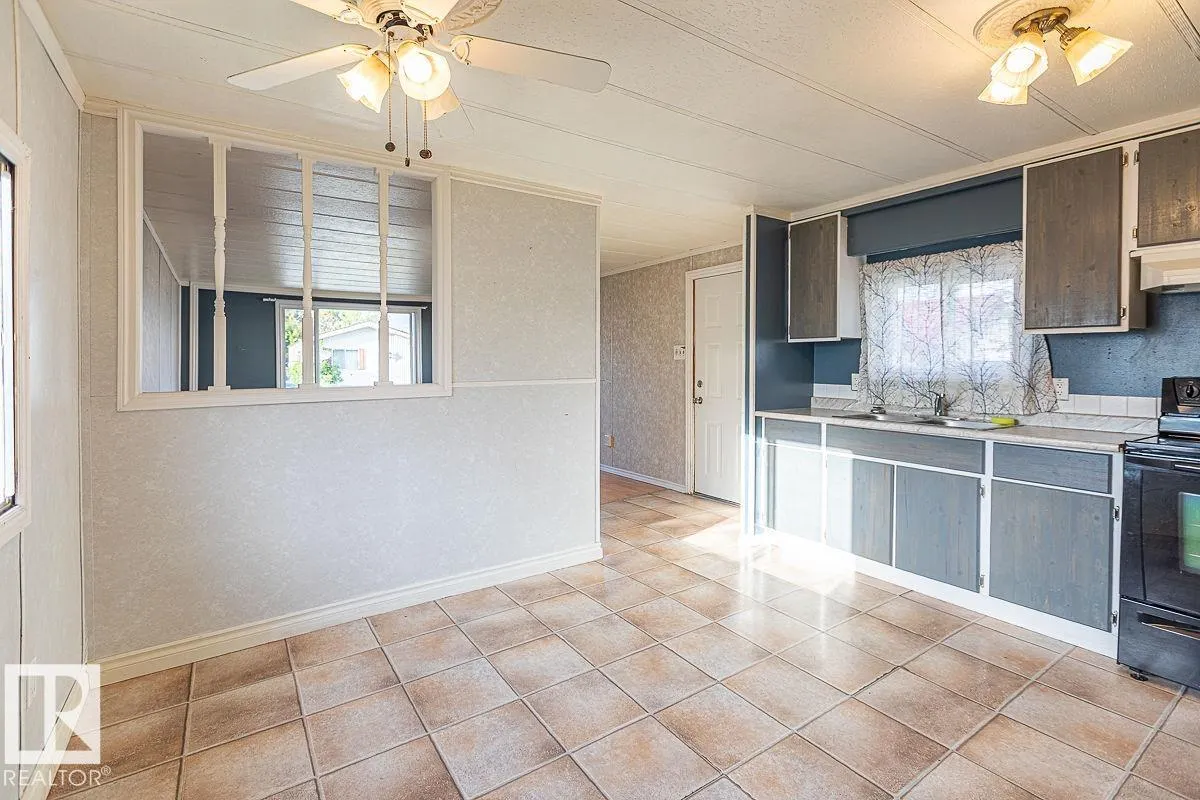 3 Calmar Mobile Home Park