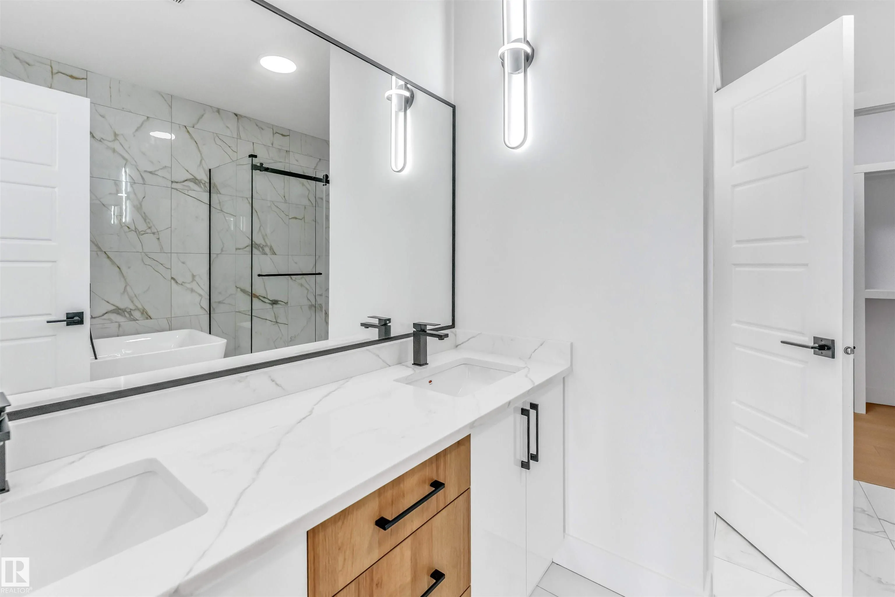 5904 SOLEIL Bay
