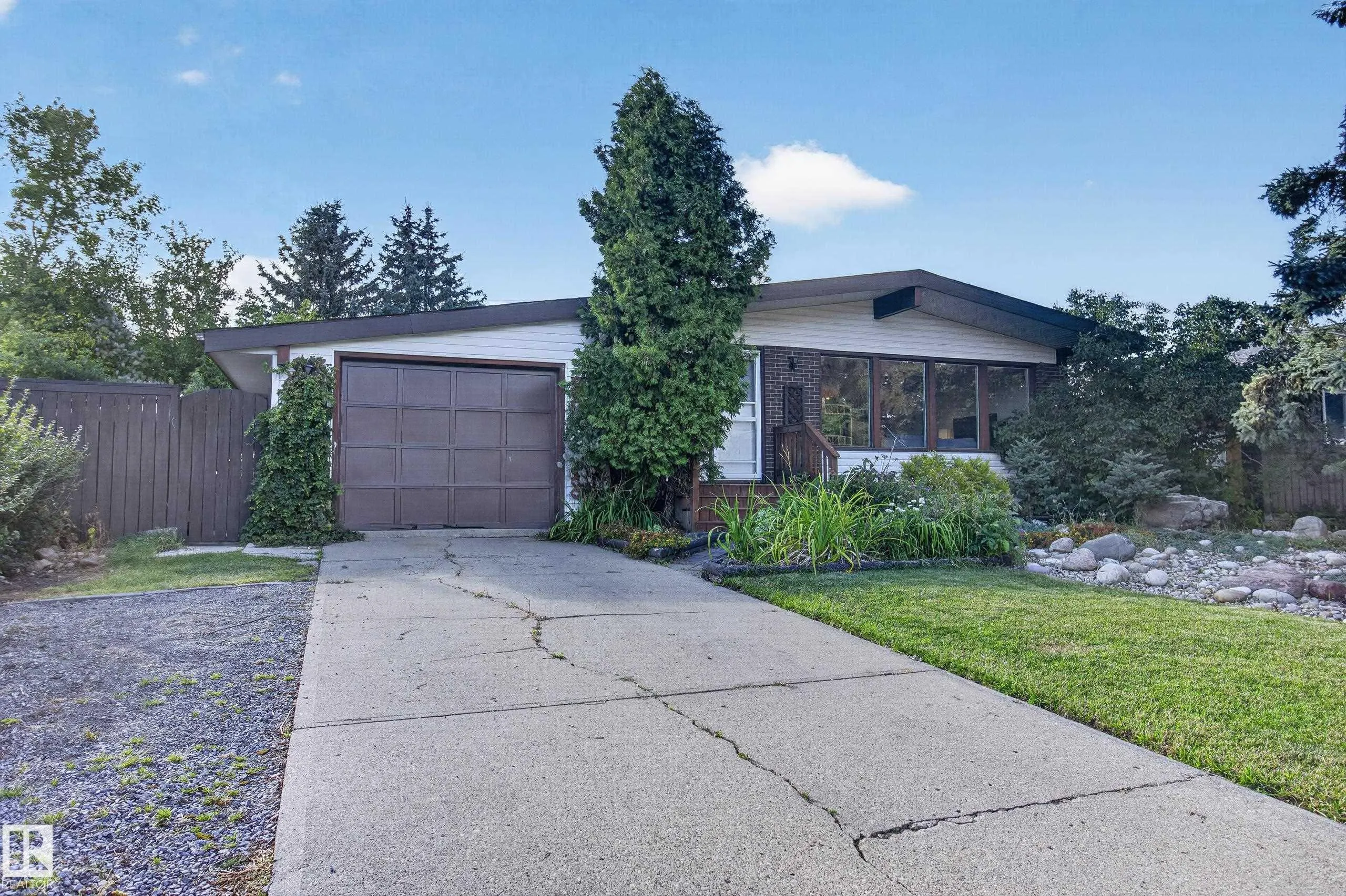 1042 PARKER Drive