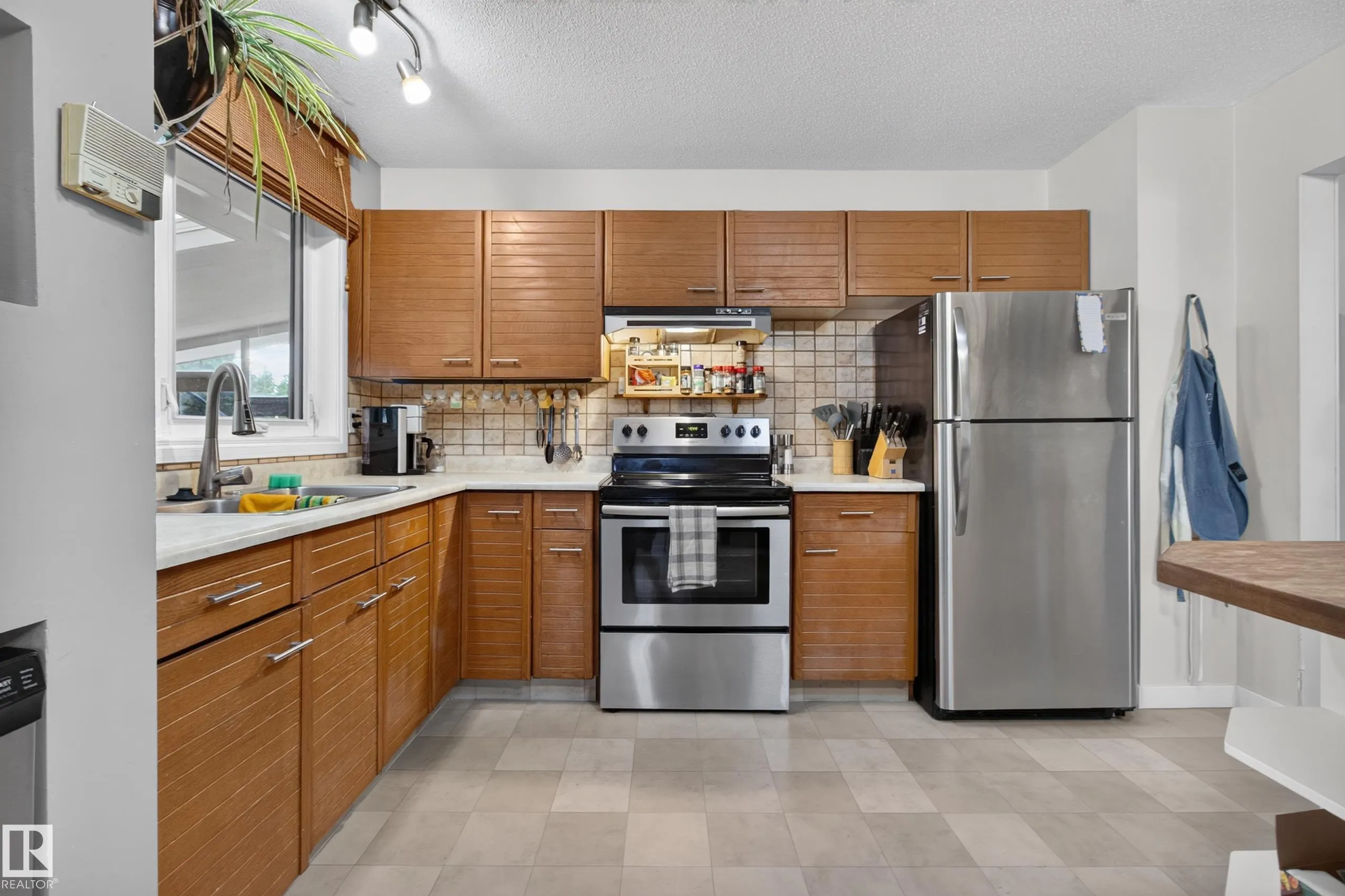 1042 PARKER Drive