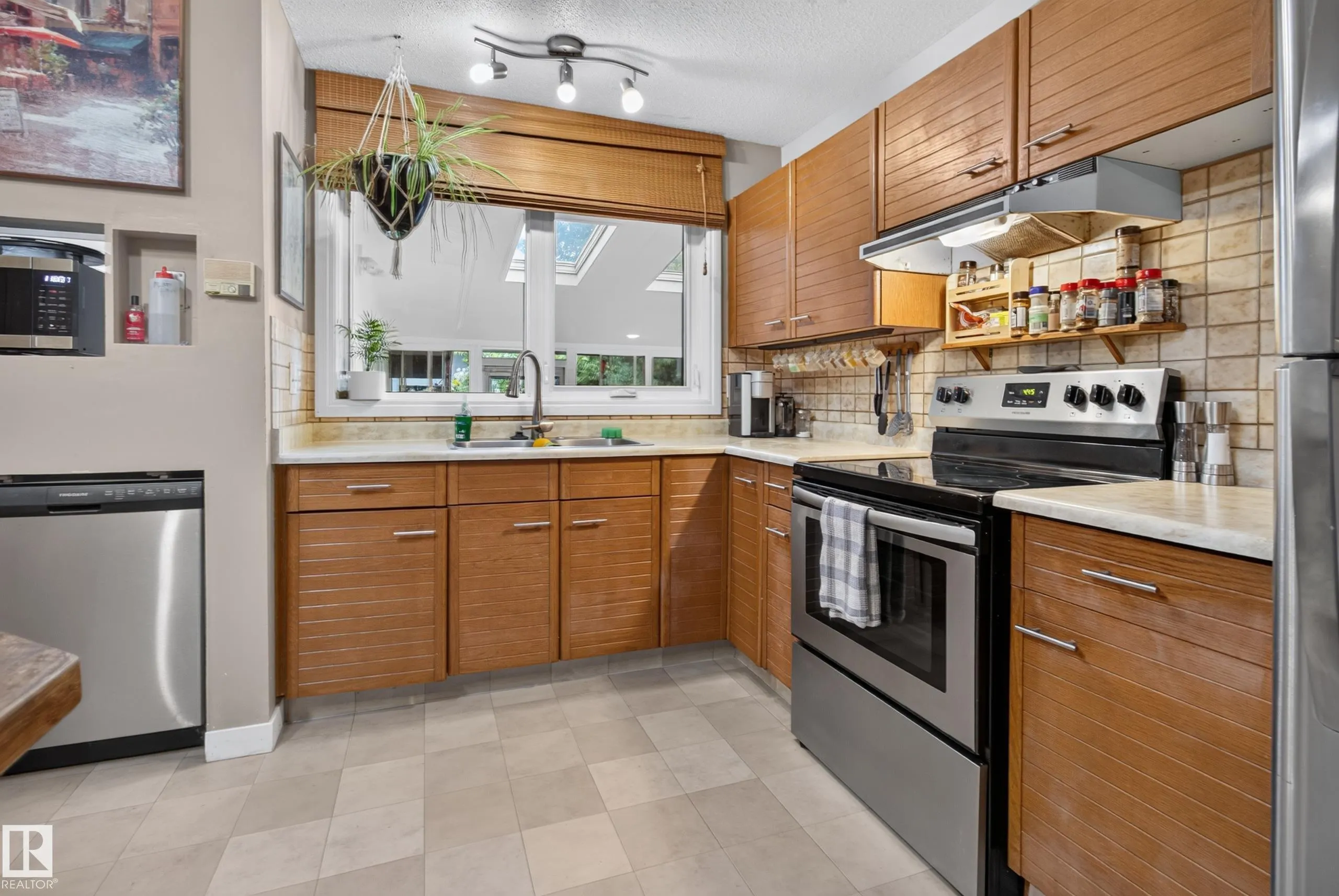 1042 PARKER Drive