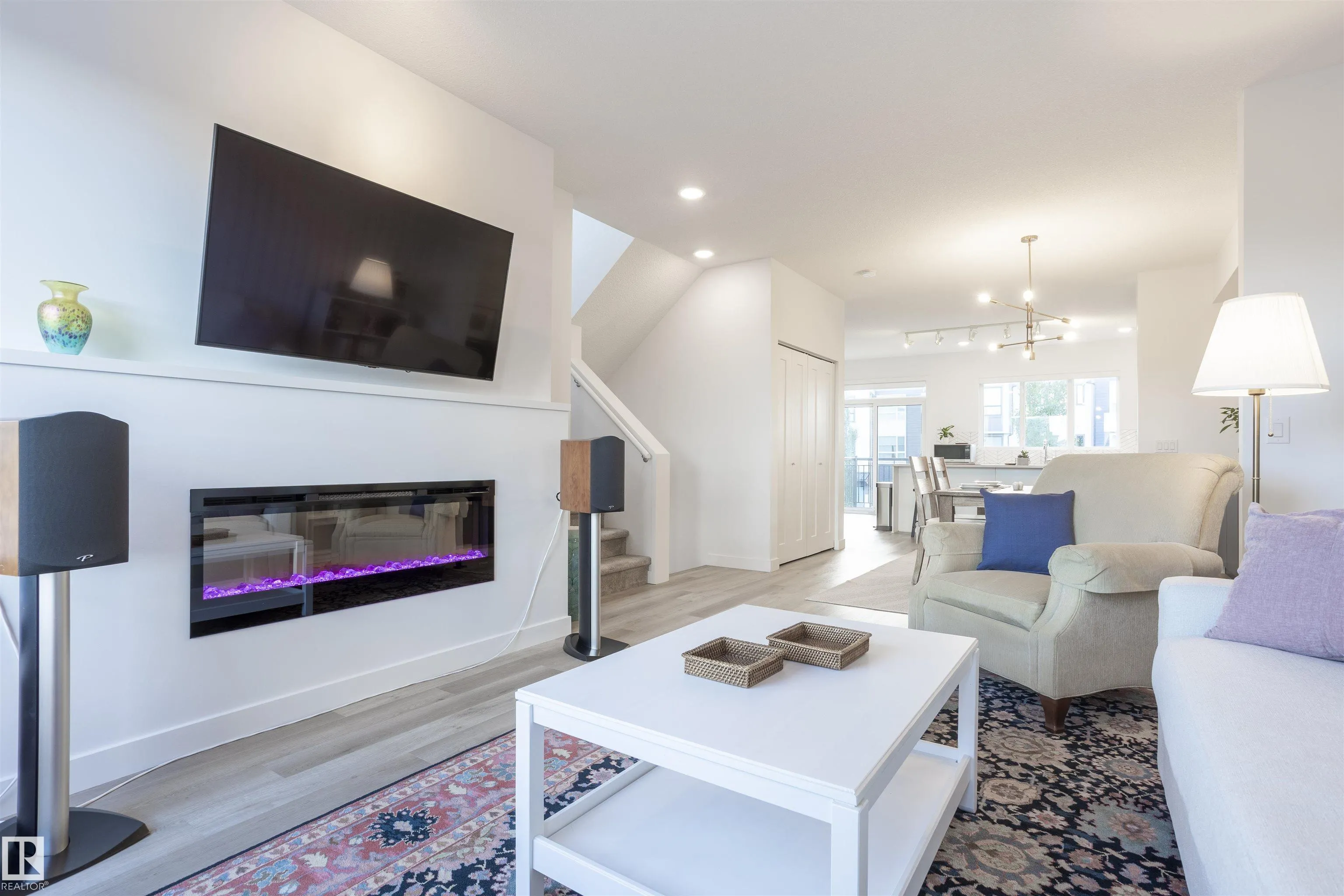 100 JENSEN LAKES Boulevard