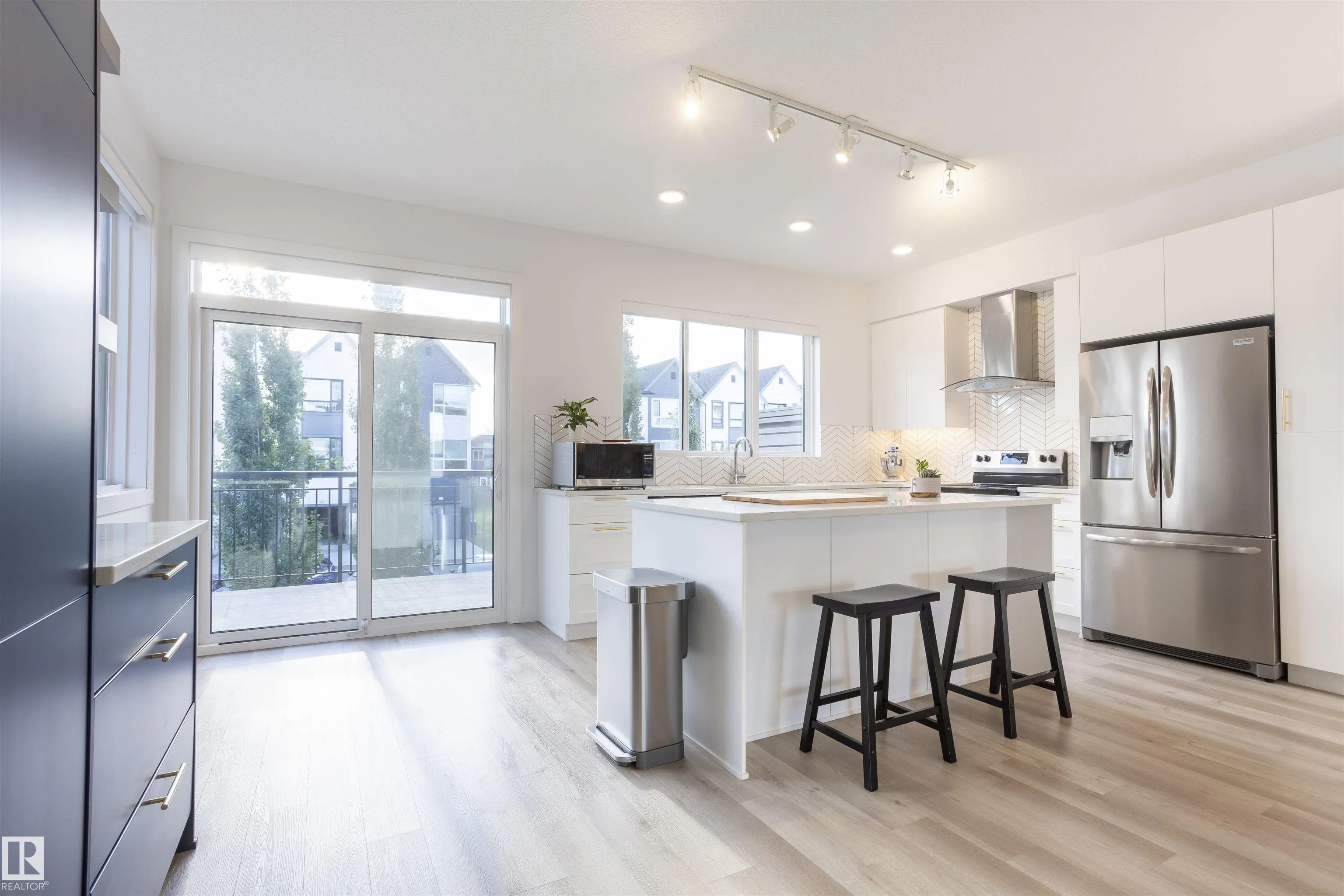 100 JENSEN LAKES Boulevard