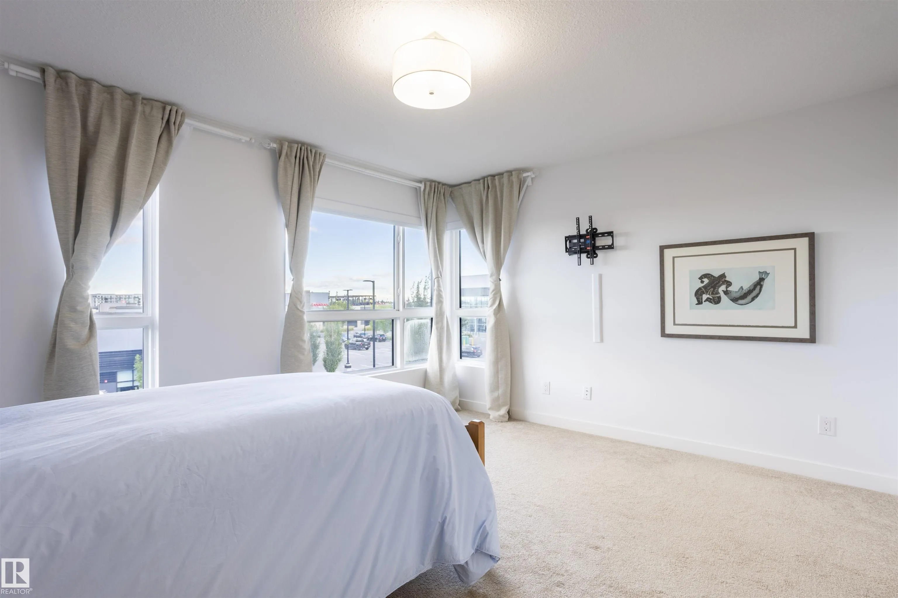 100 JENSEN LAKES Boulevard