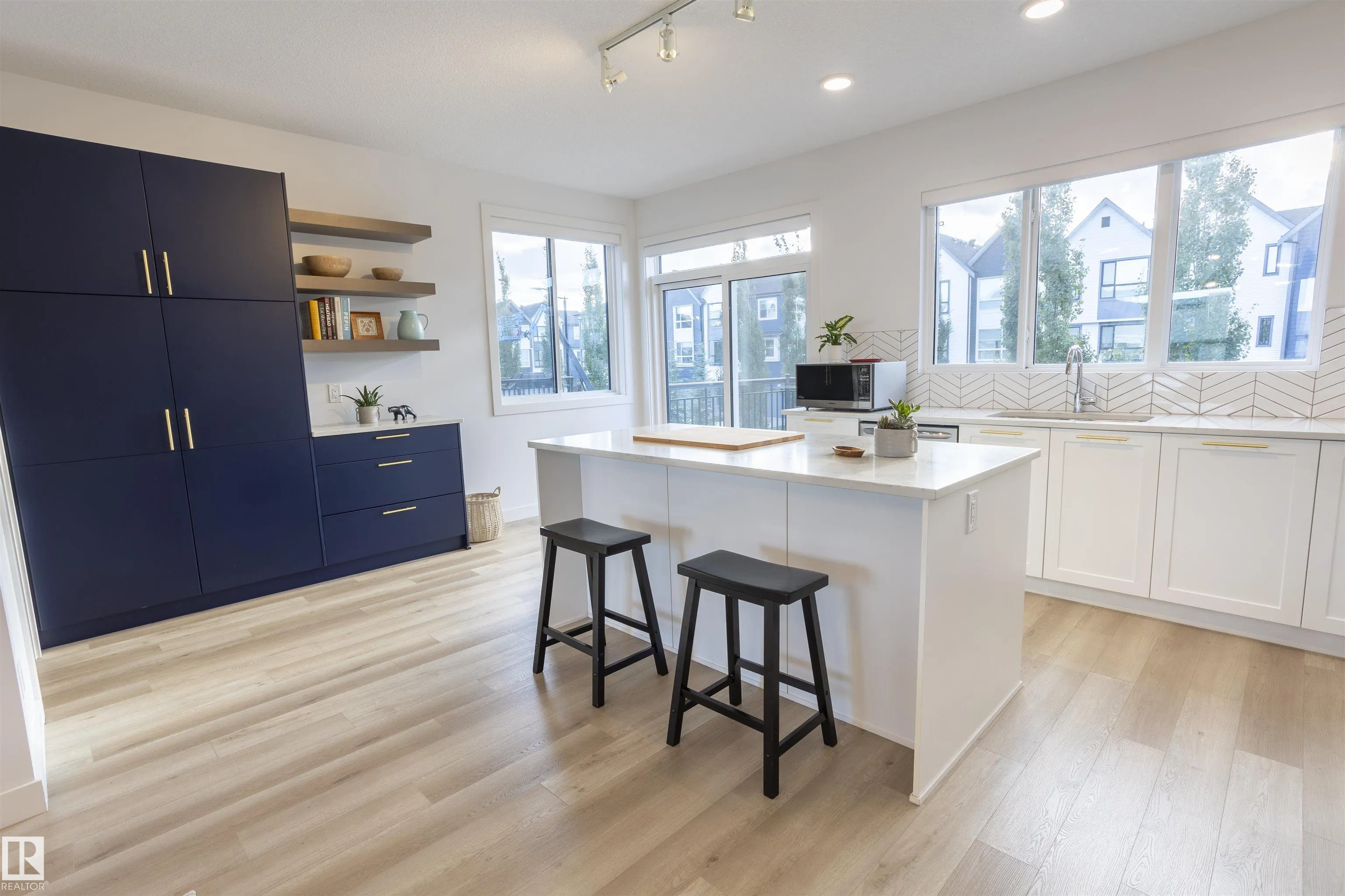 100 JENSEN LAKES Boulevard