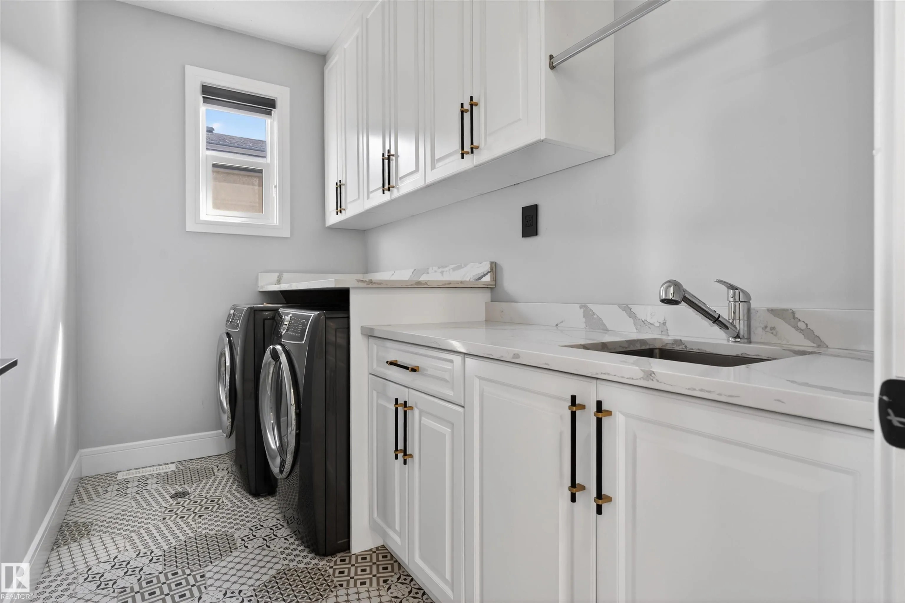 707 180 St SW