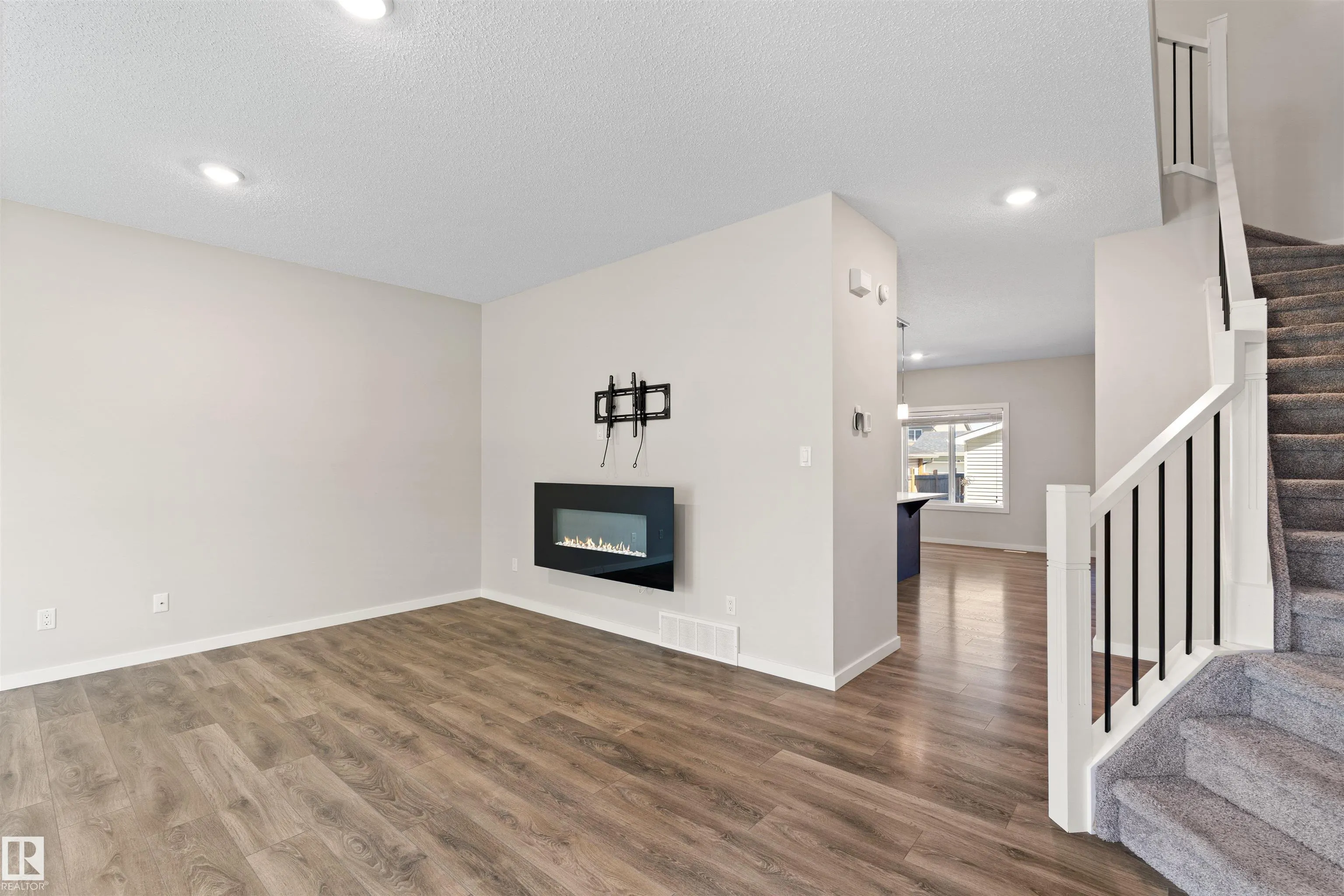 16040 11 Avenue