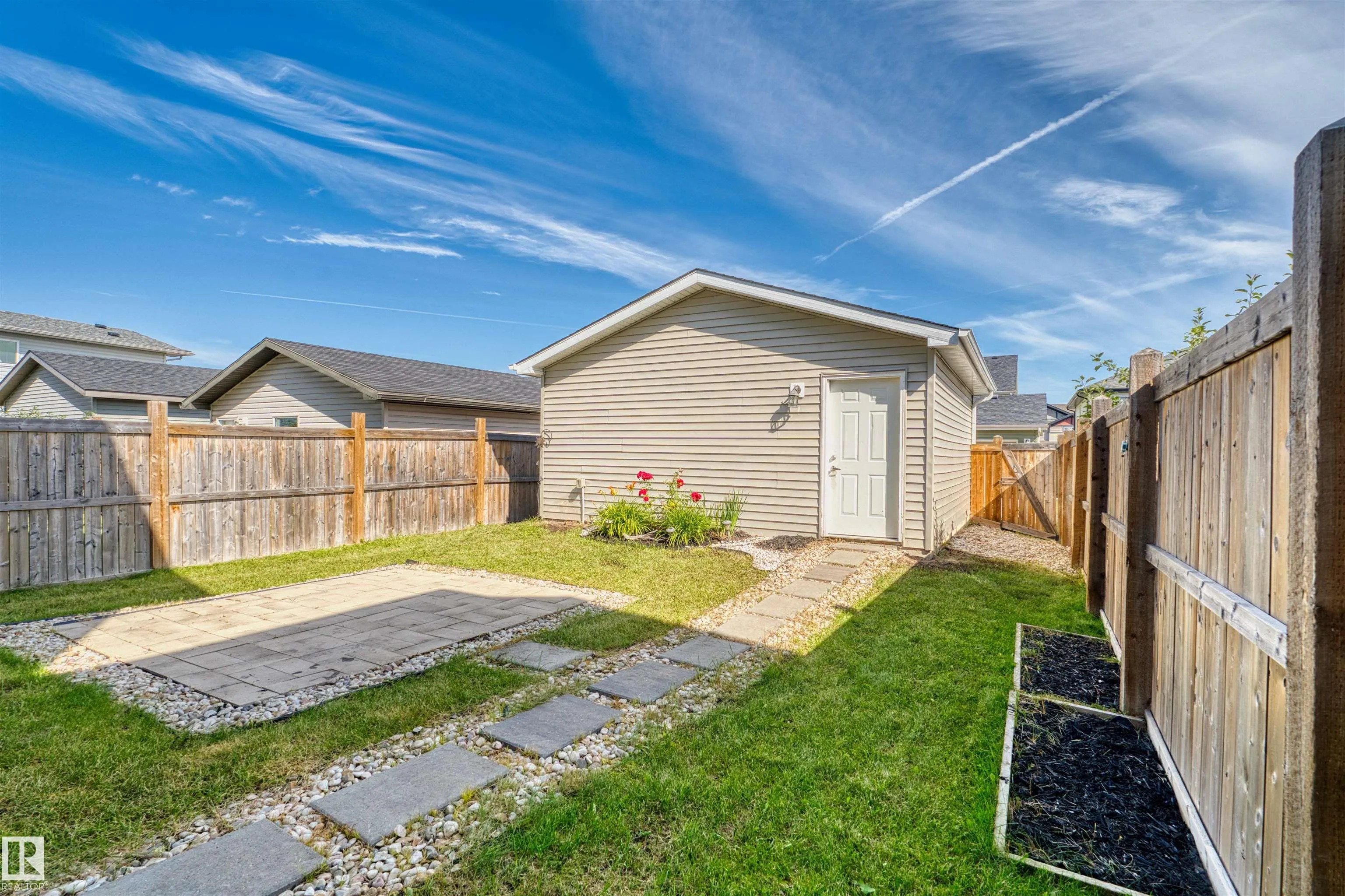 16040 11 Avenue