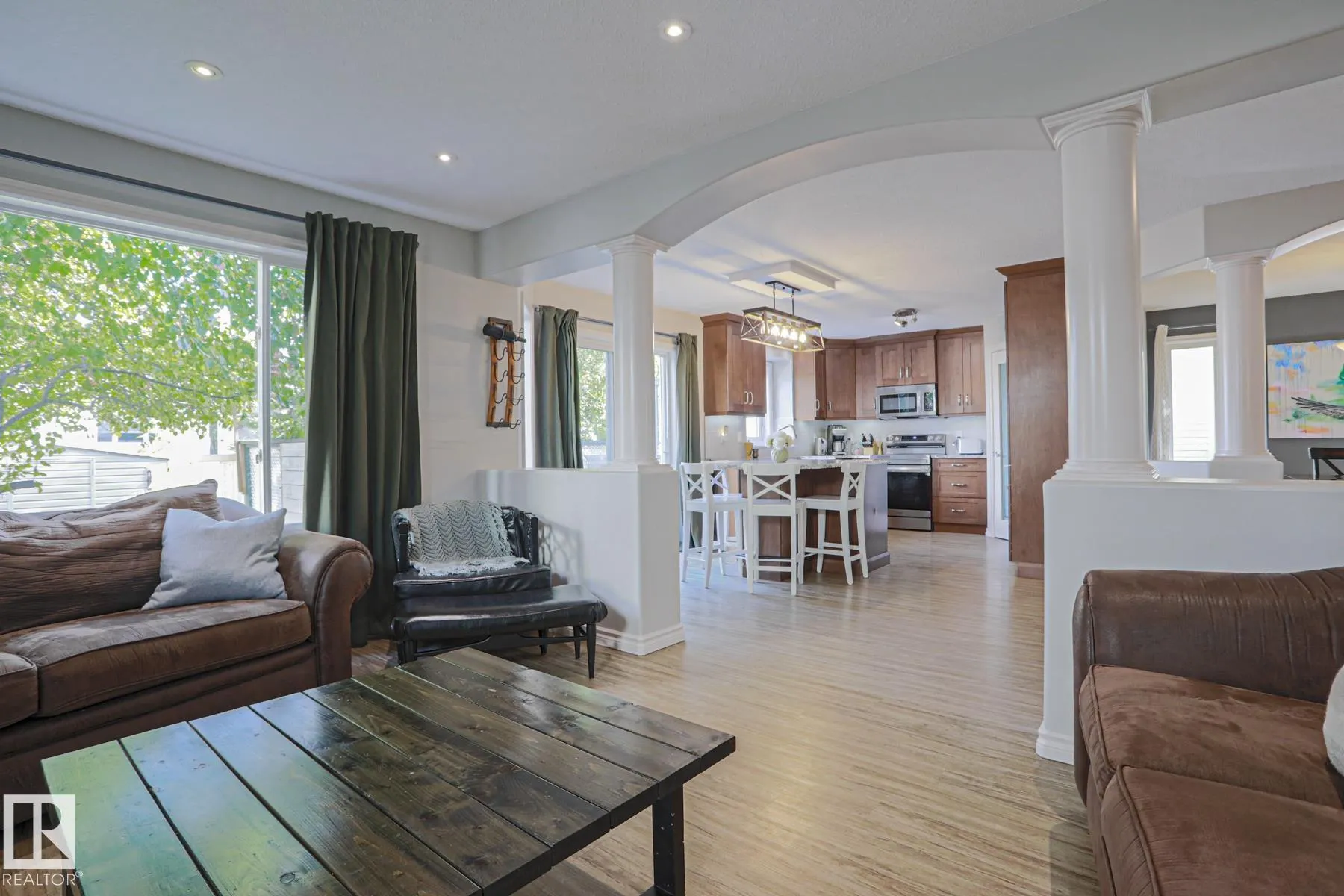 6 WILLIS Crescent