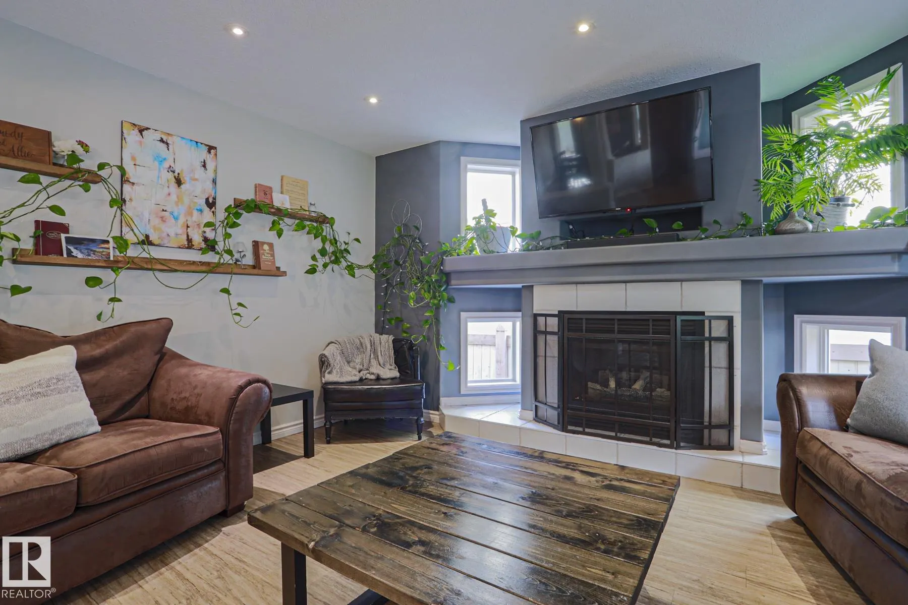 6 WILLIS Crescent