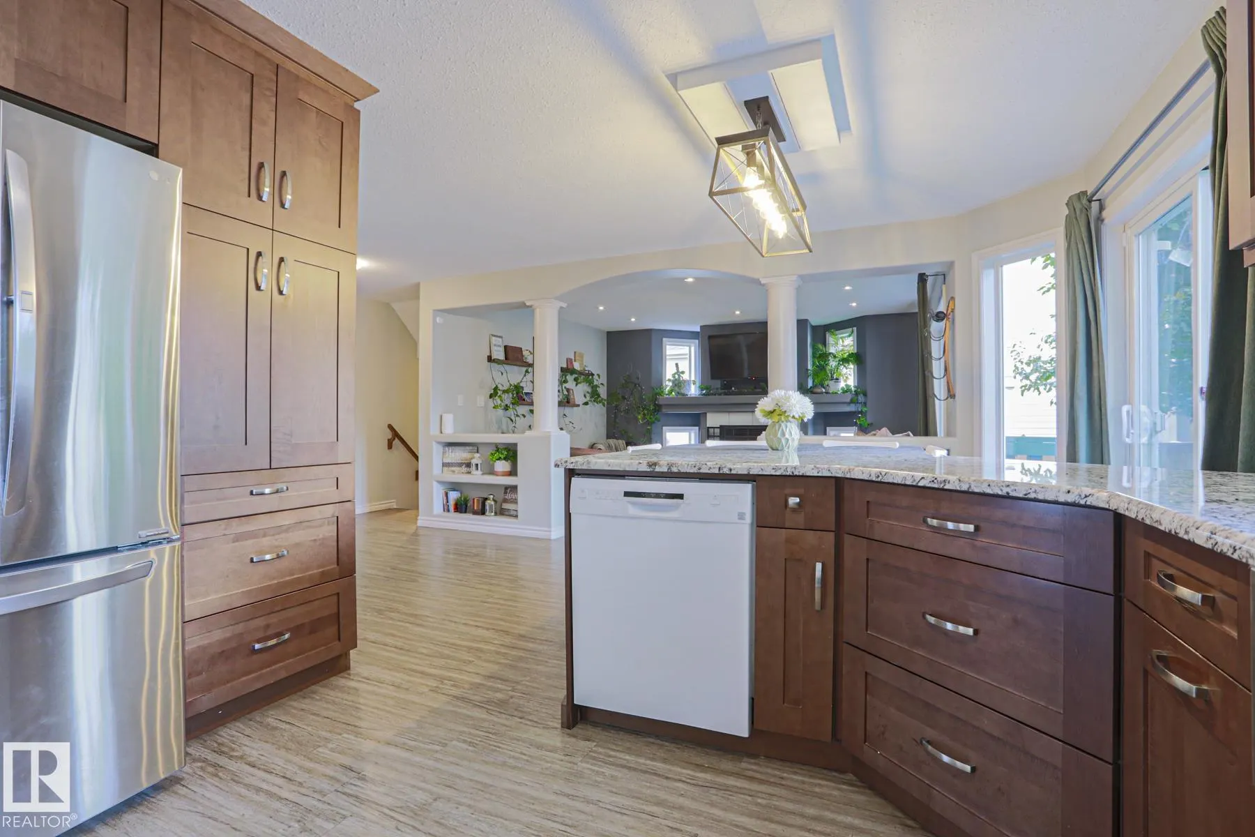 6 WILLIS Crescent