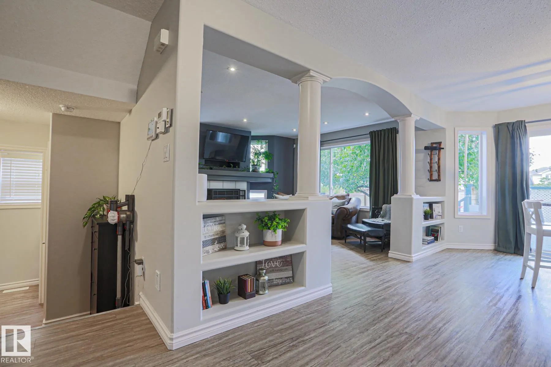 6 WILLIS Crescent
