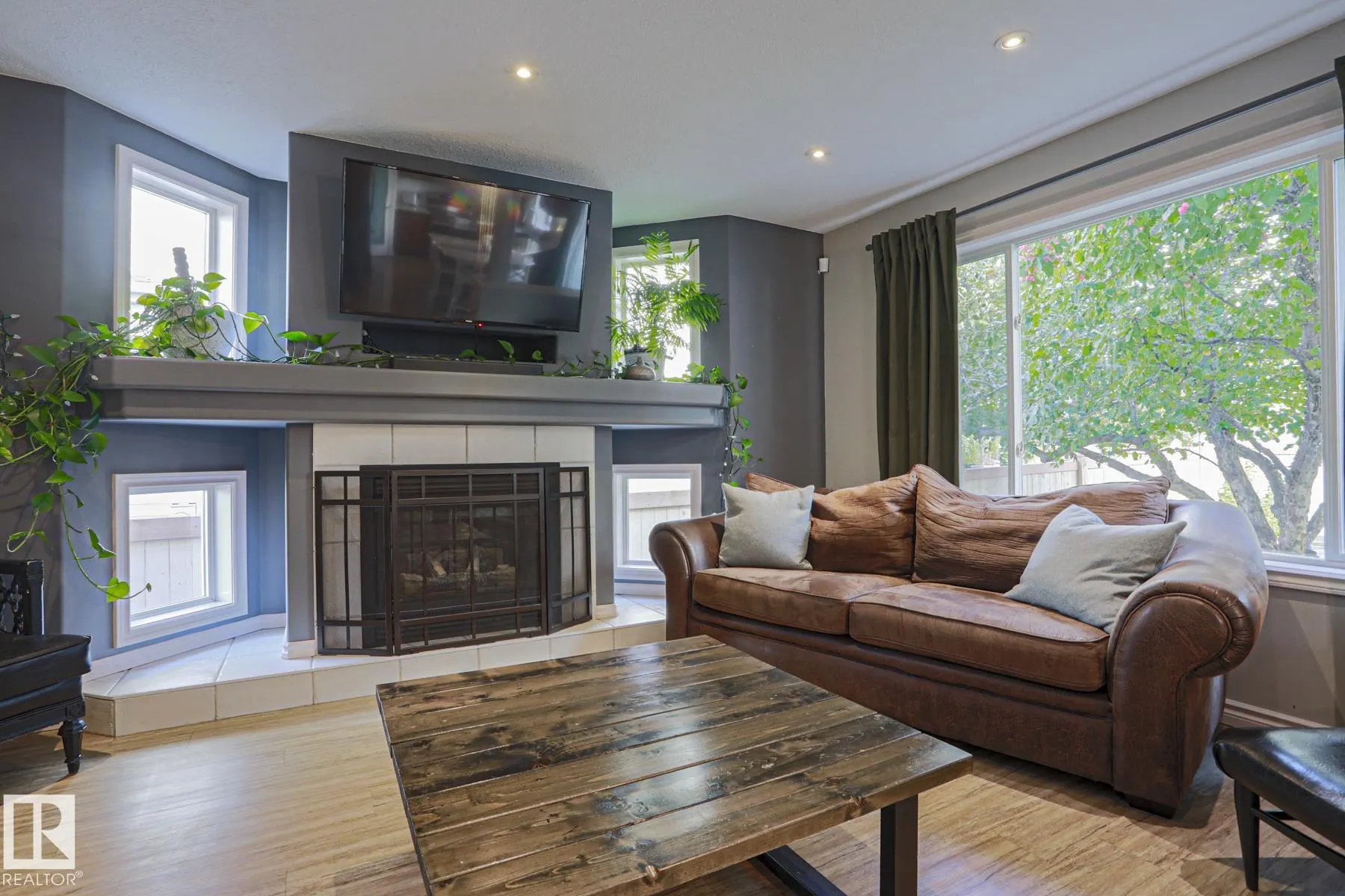 6 WILLIS Crescent