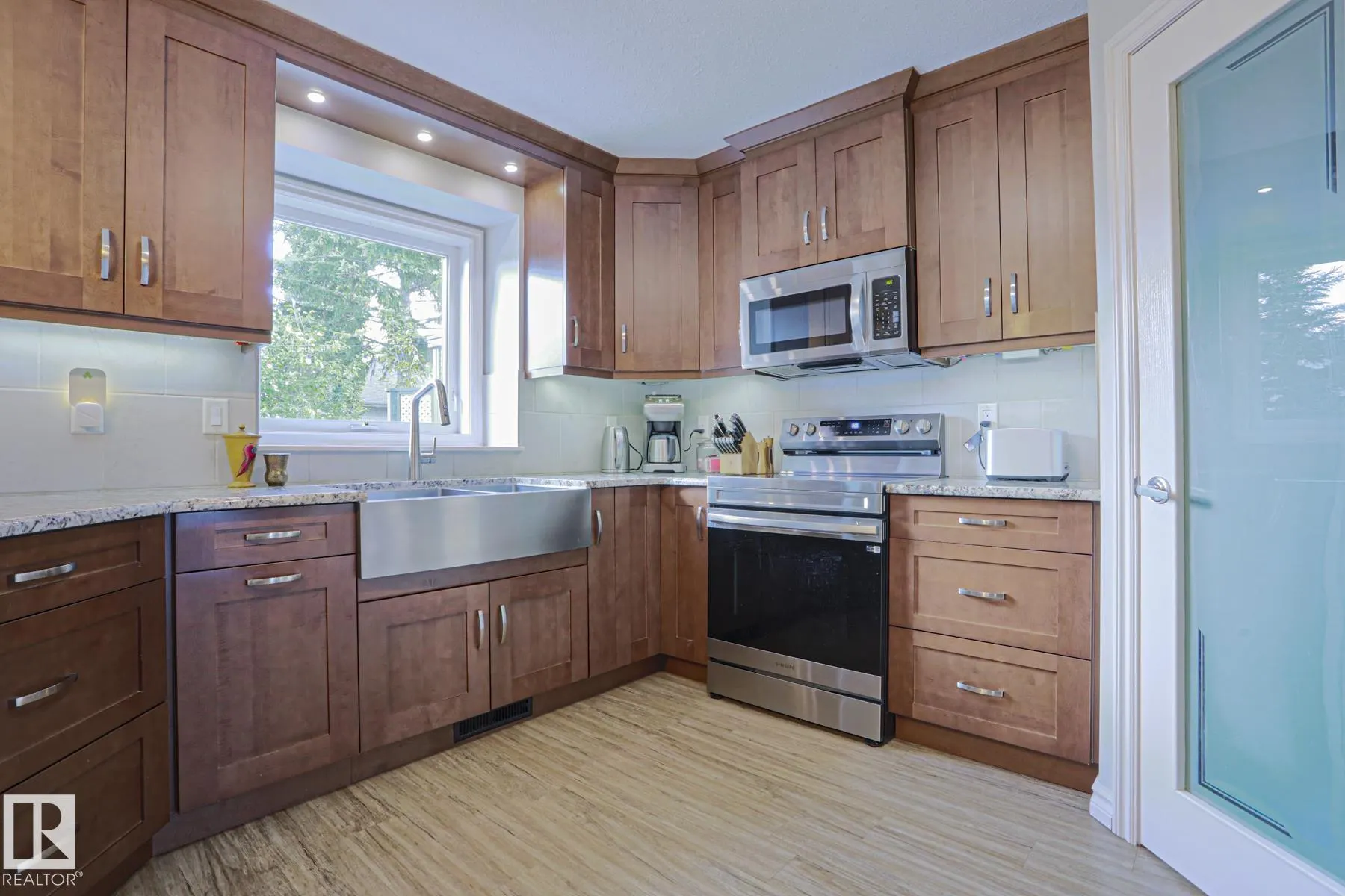 6 WILLIS Crescent