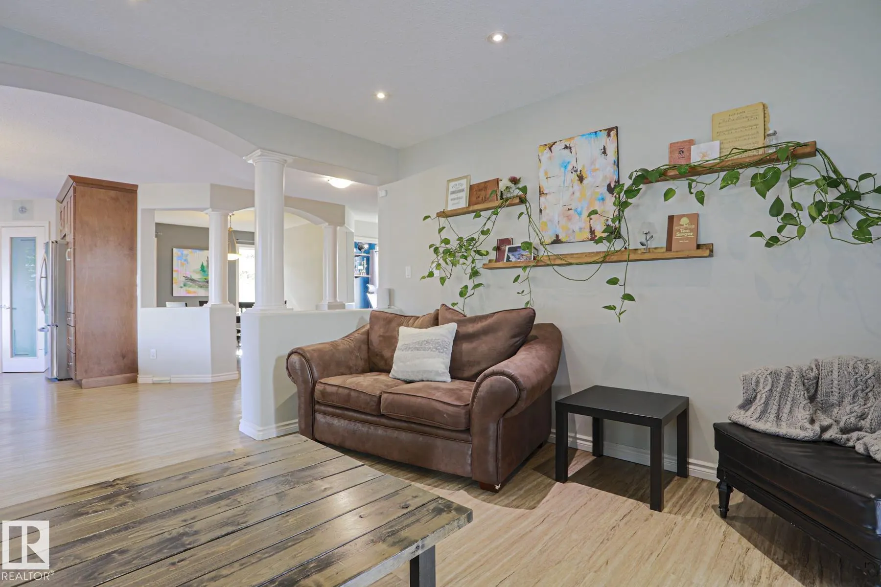 6 WILLIS Crescent