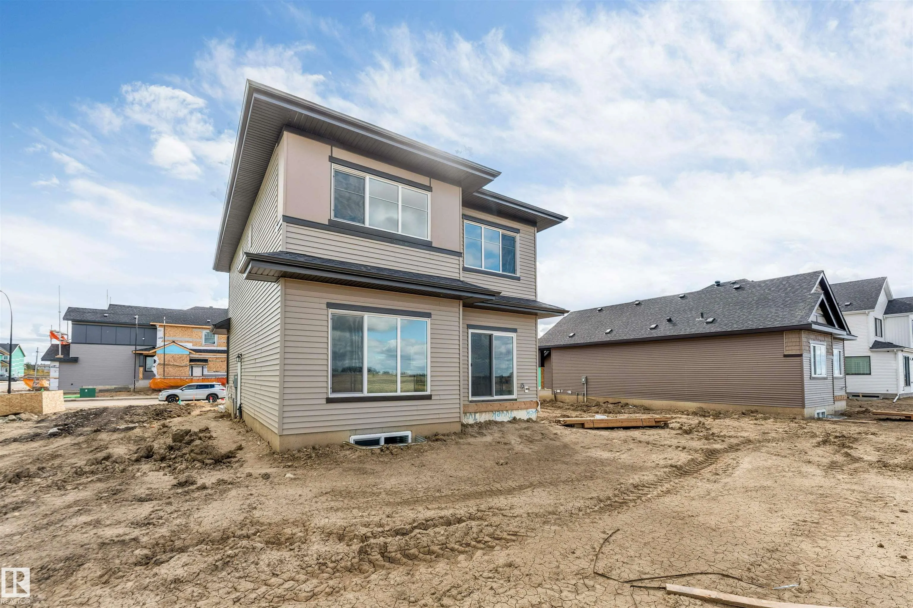 208 Falcon Crescent