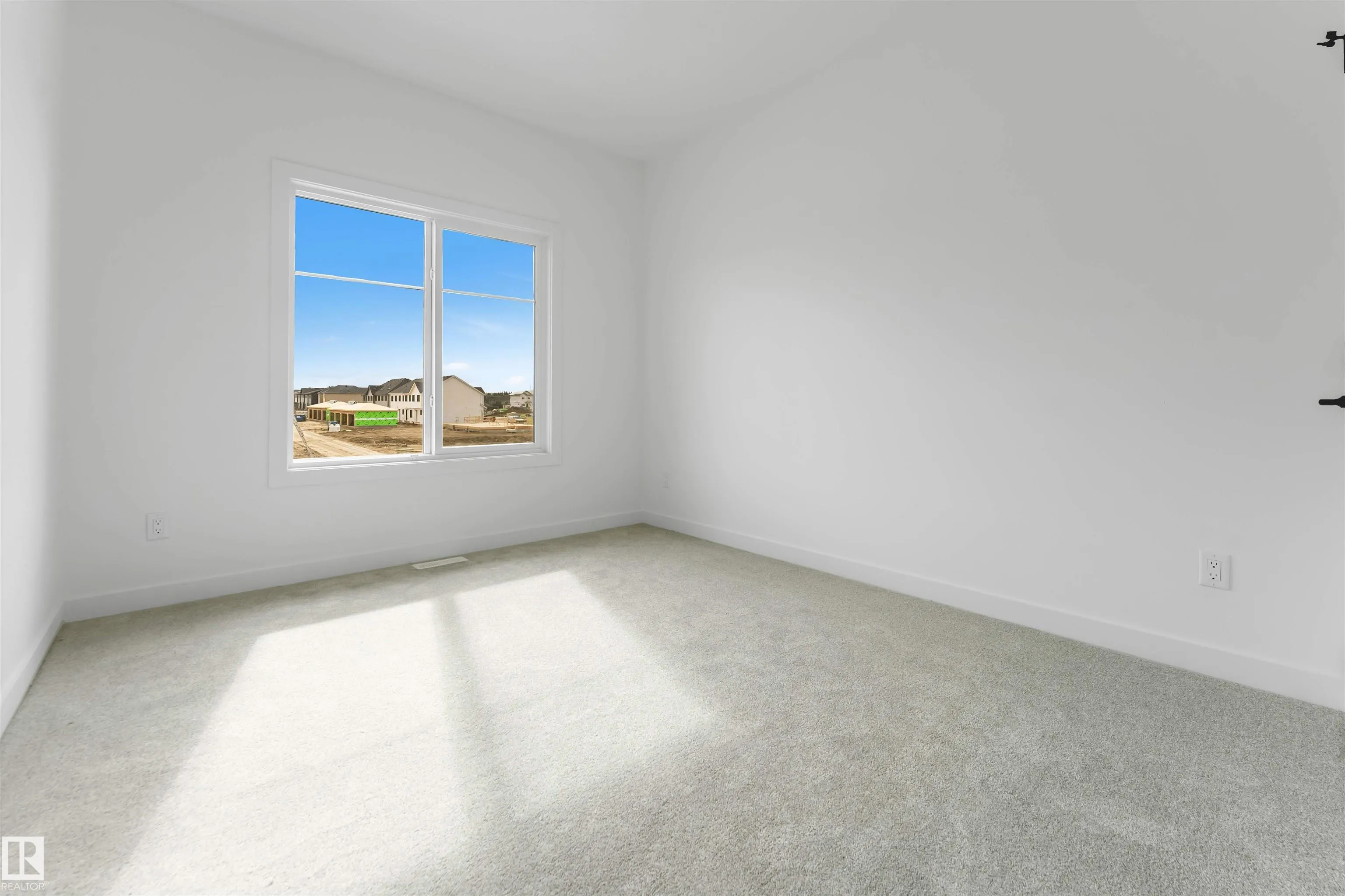208 Falcon Crescent