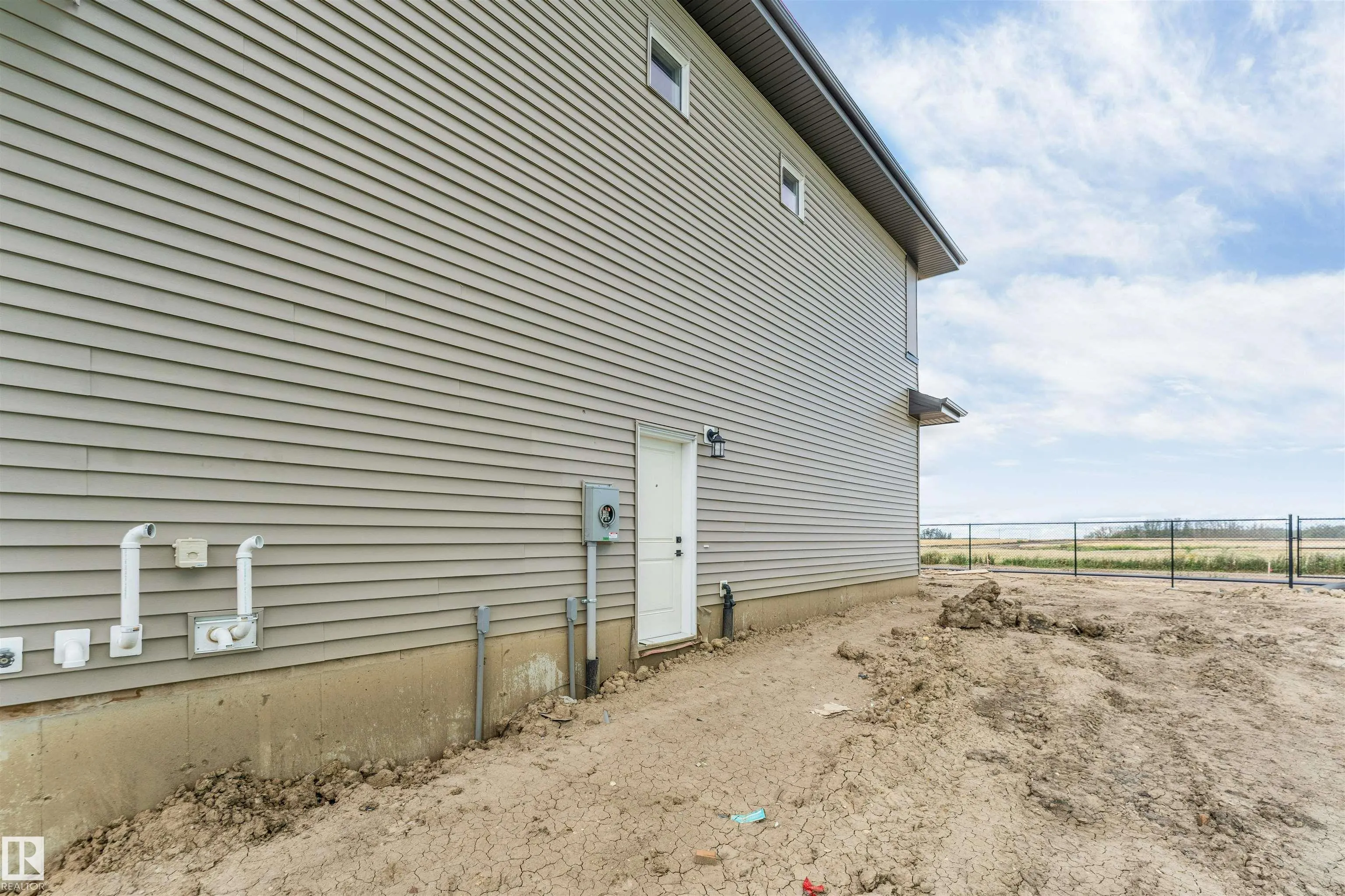 208 Falcon Crescent
