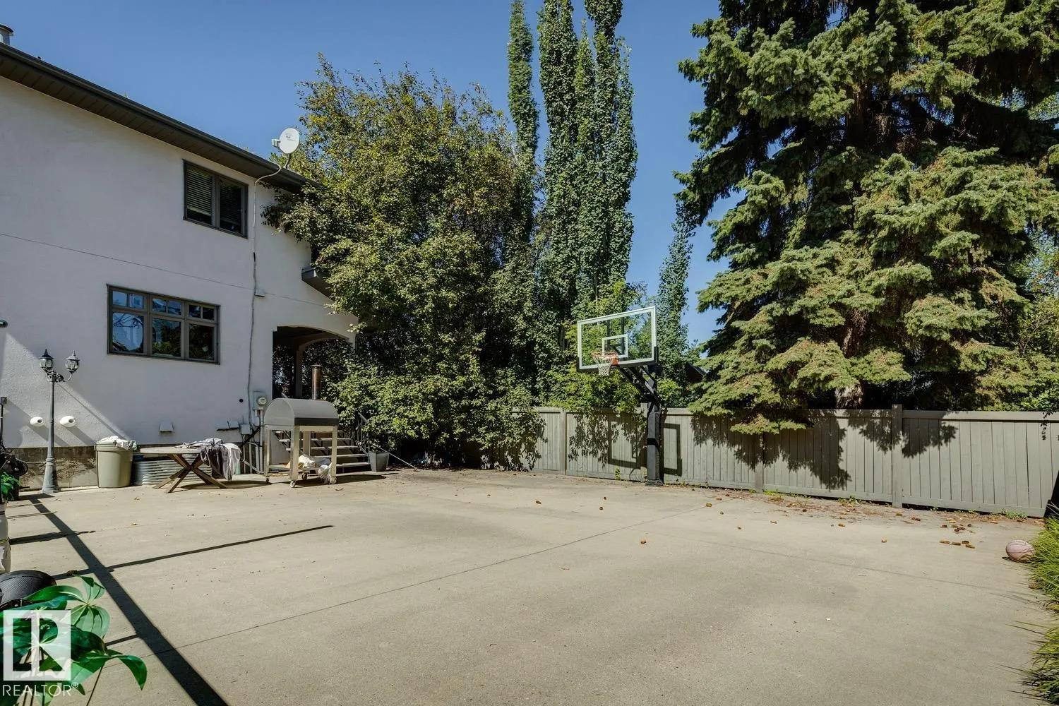 5 RIVERSIDE Crescent