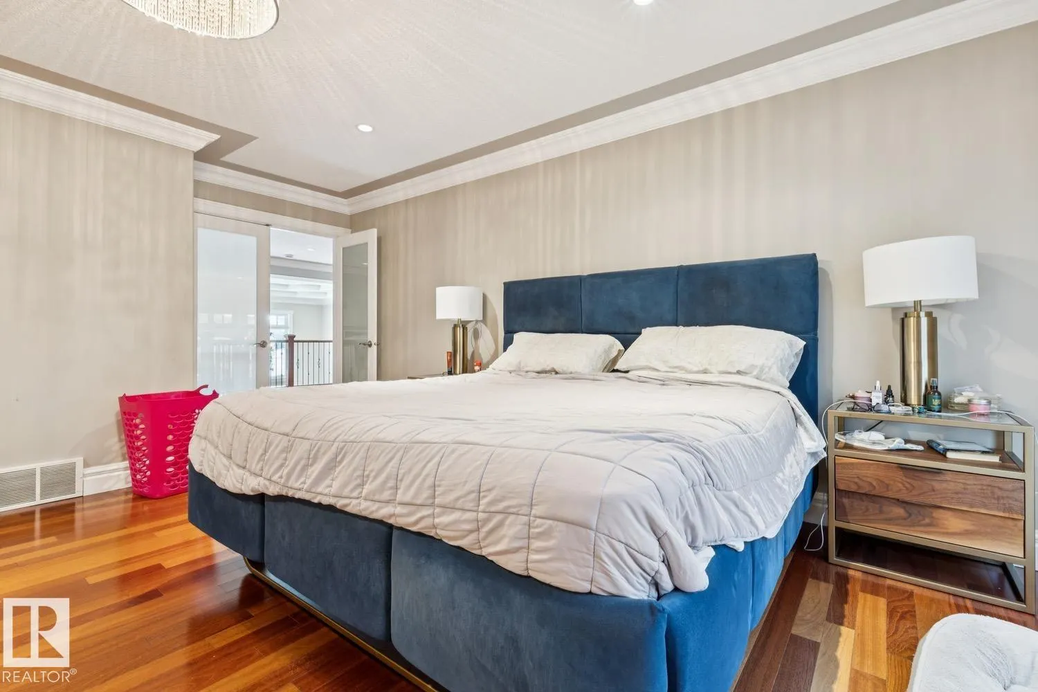 5 RIVERSIDE Crescent