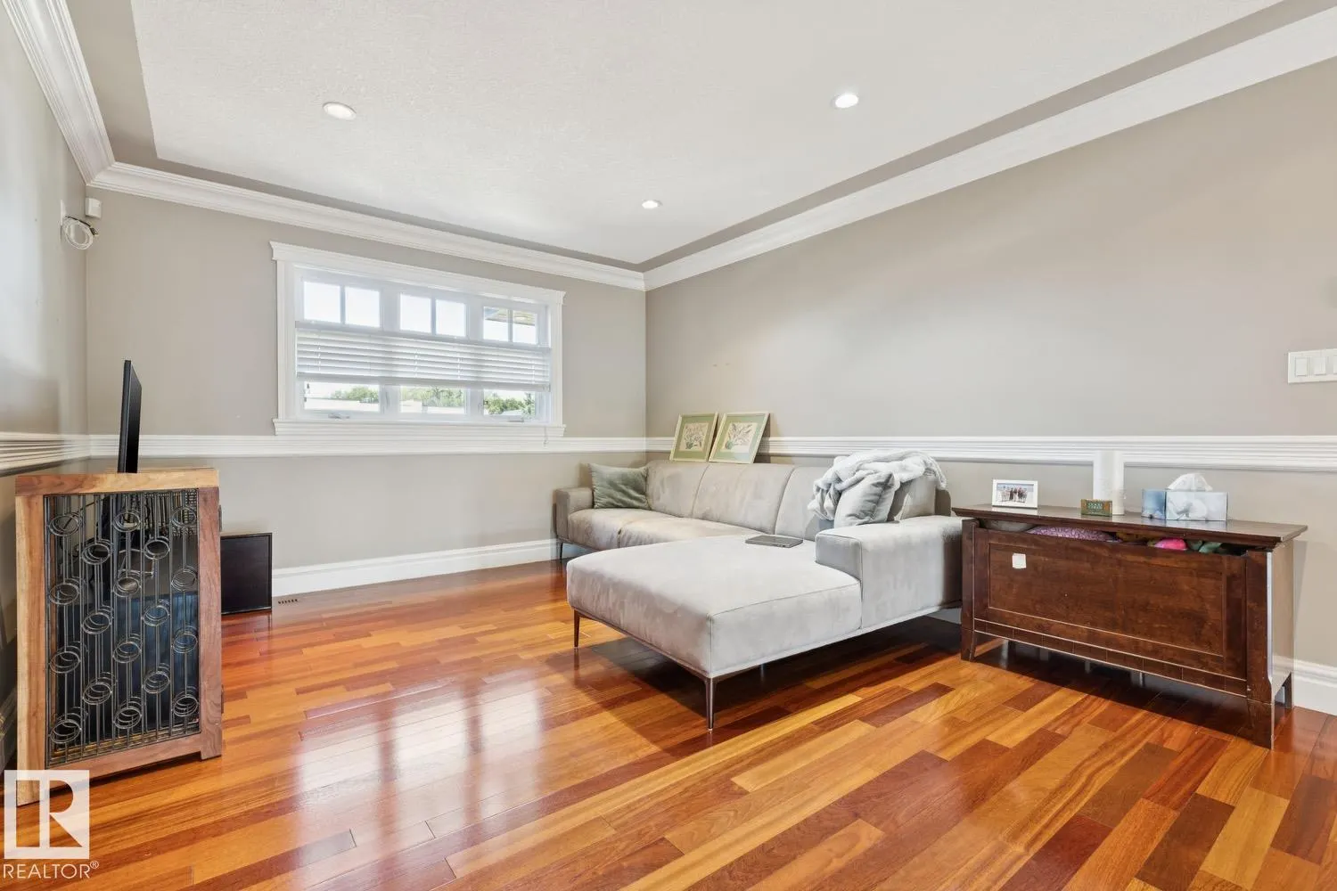 5 RIVERSIDE Crescent