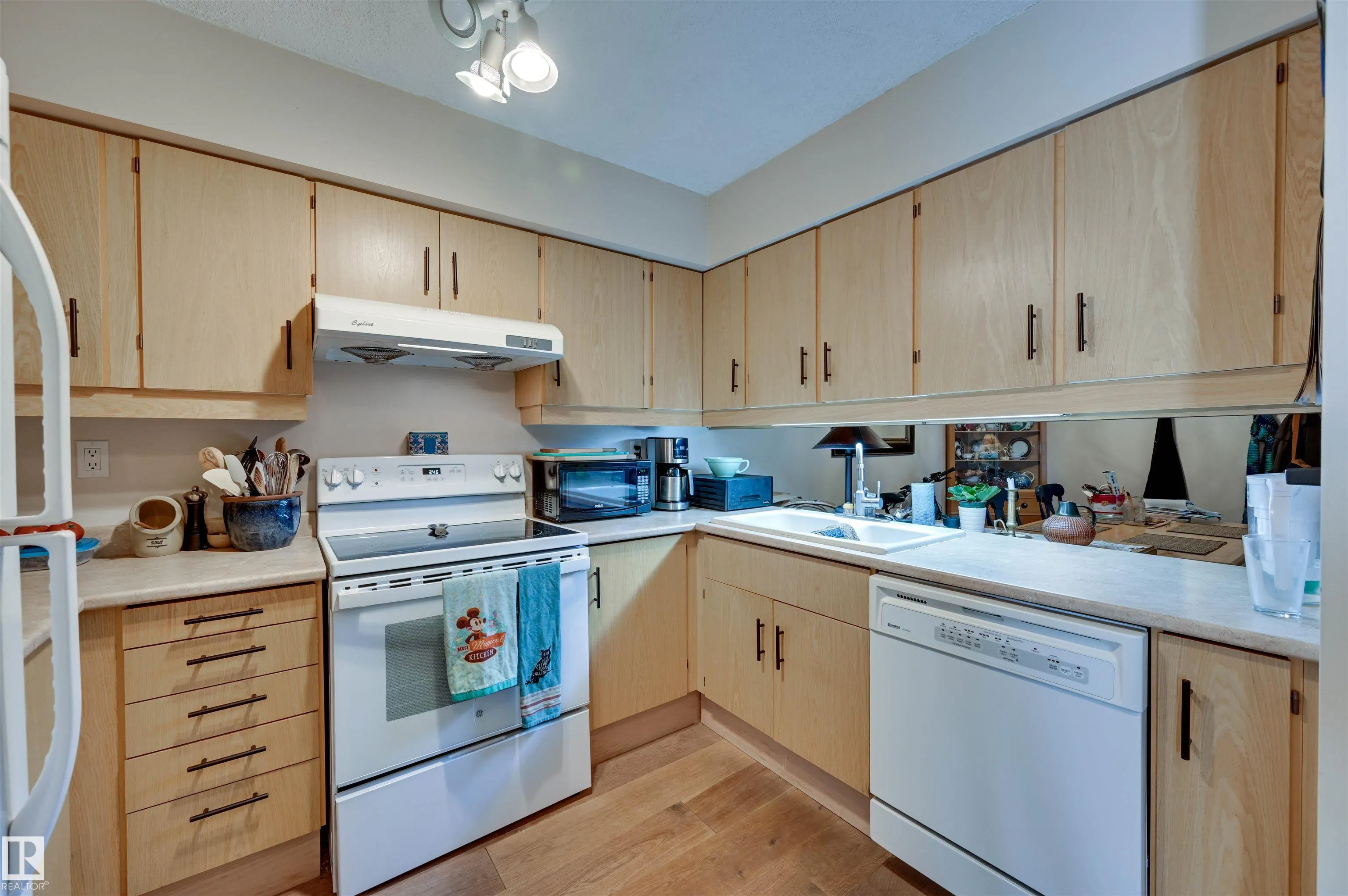 24 ALPINE Place
