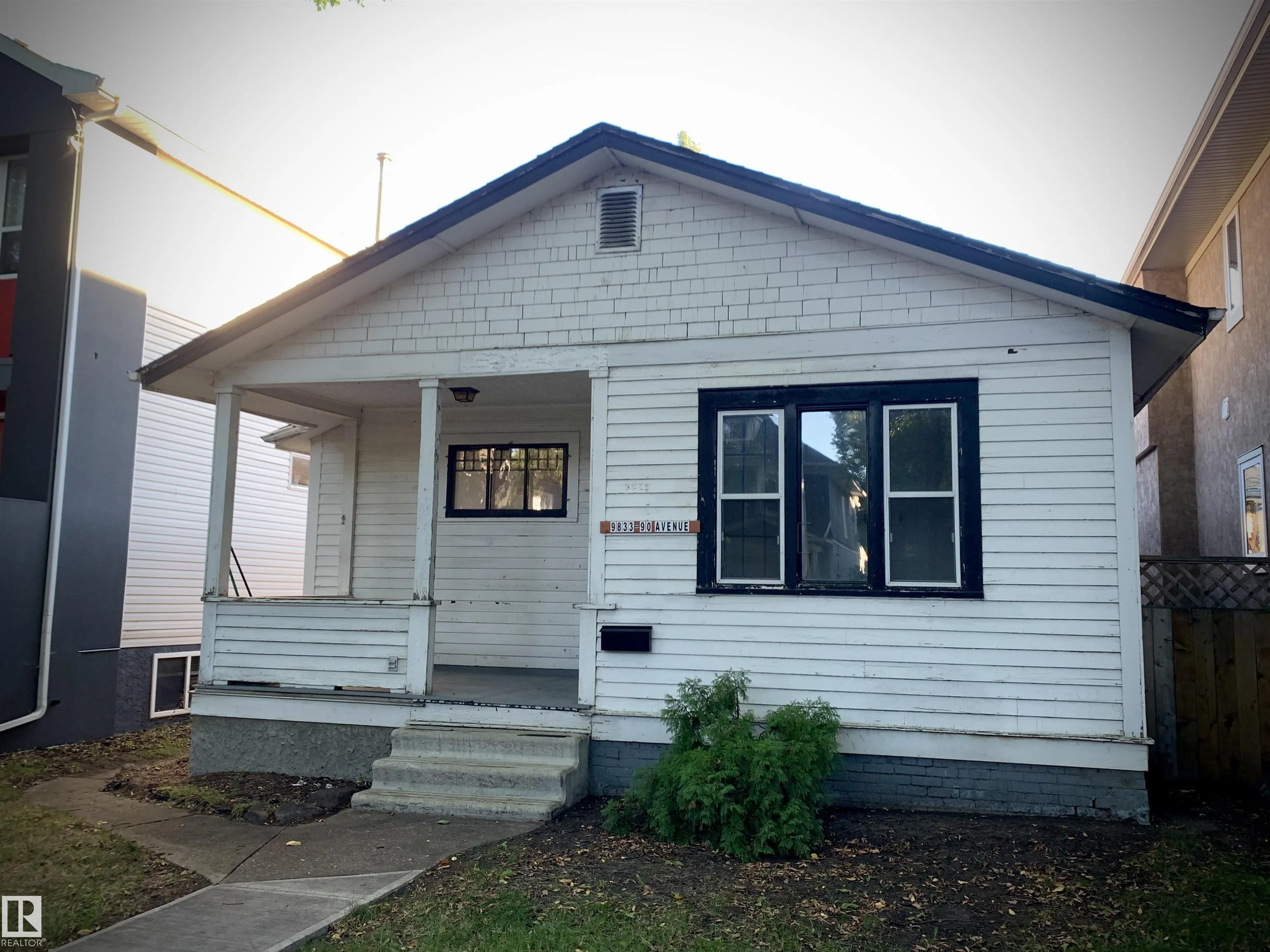 9833 90 Avenue