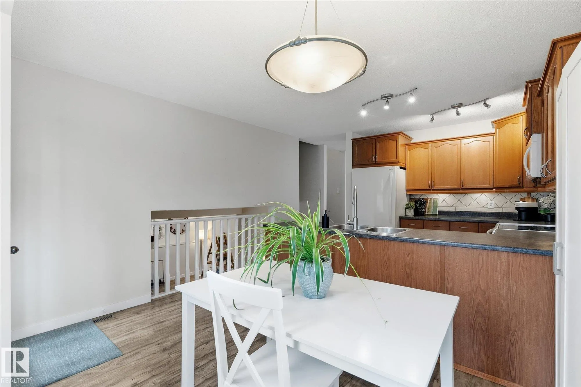 11 WOODSIDE Crescent