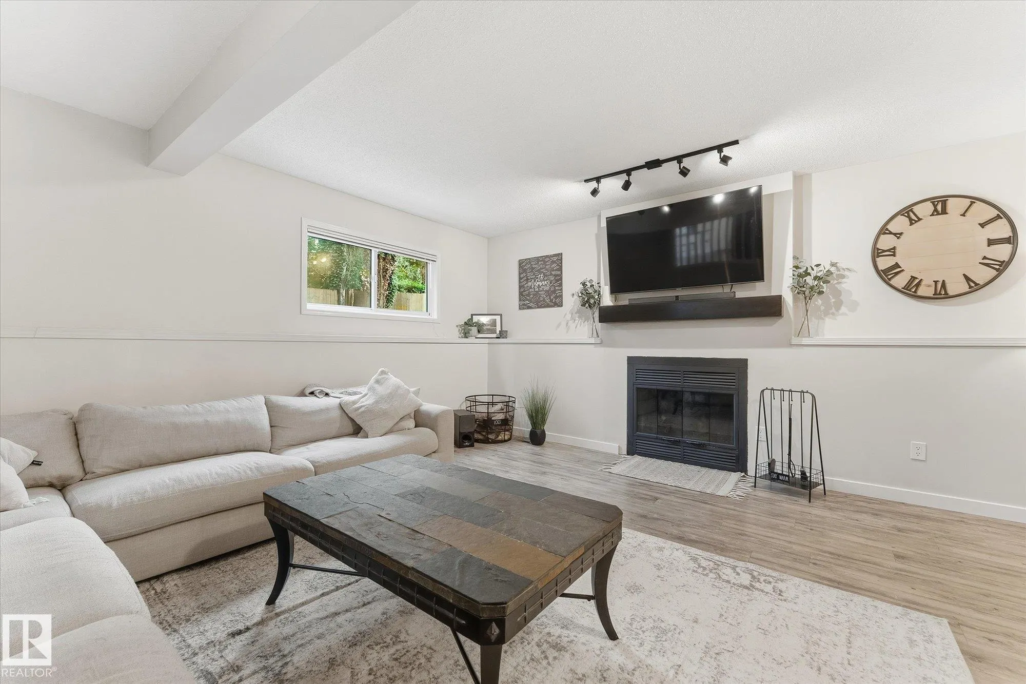 11 WOODSIDE Crescent