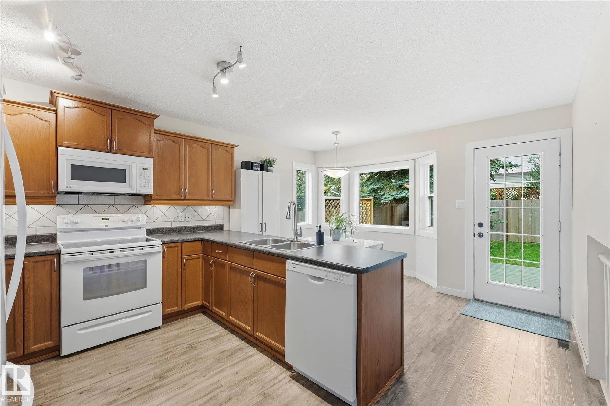 11 WOODSIDE Crescent
