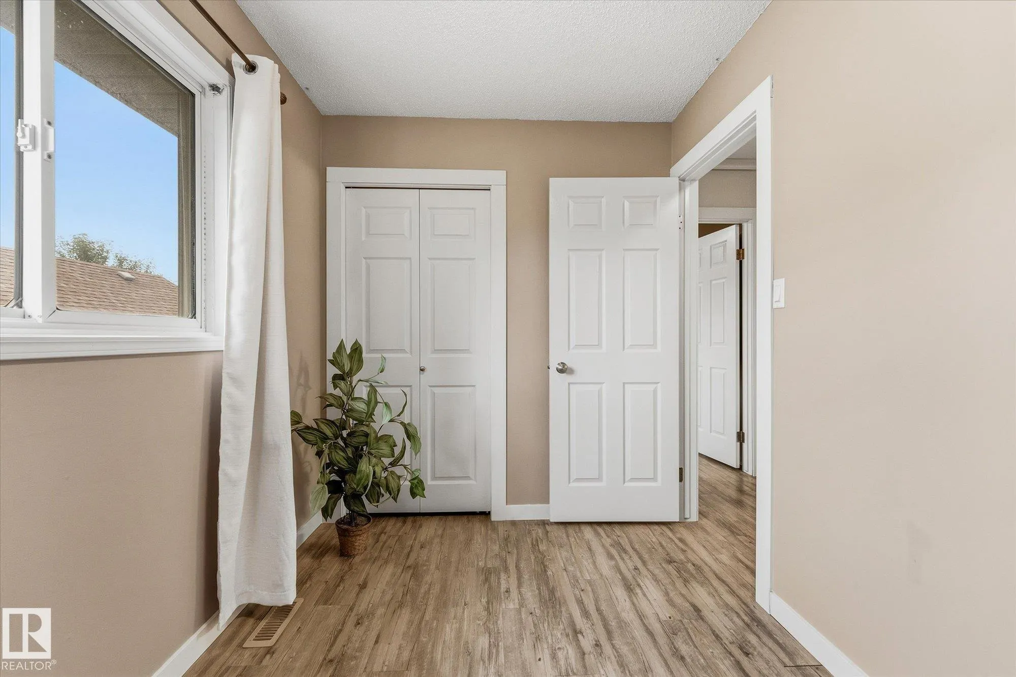 11 WOODSIDE Crescent