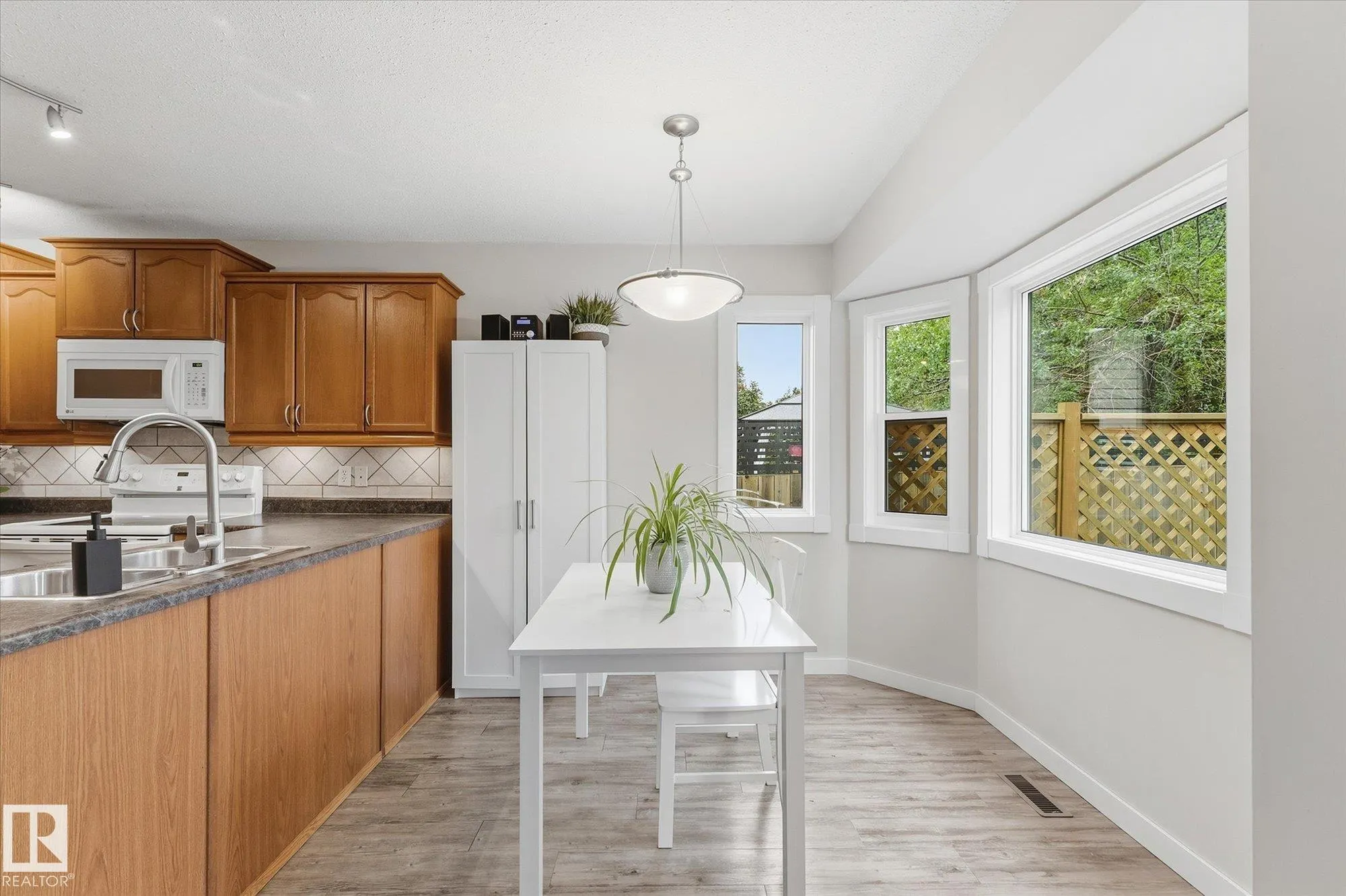 11 WOODSIDE Crescent