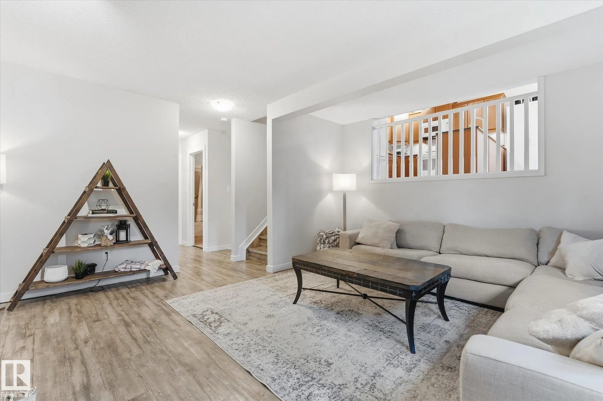 11 WOODSIDE Crescent